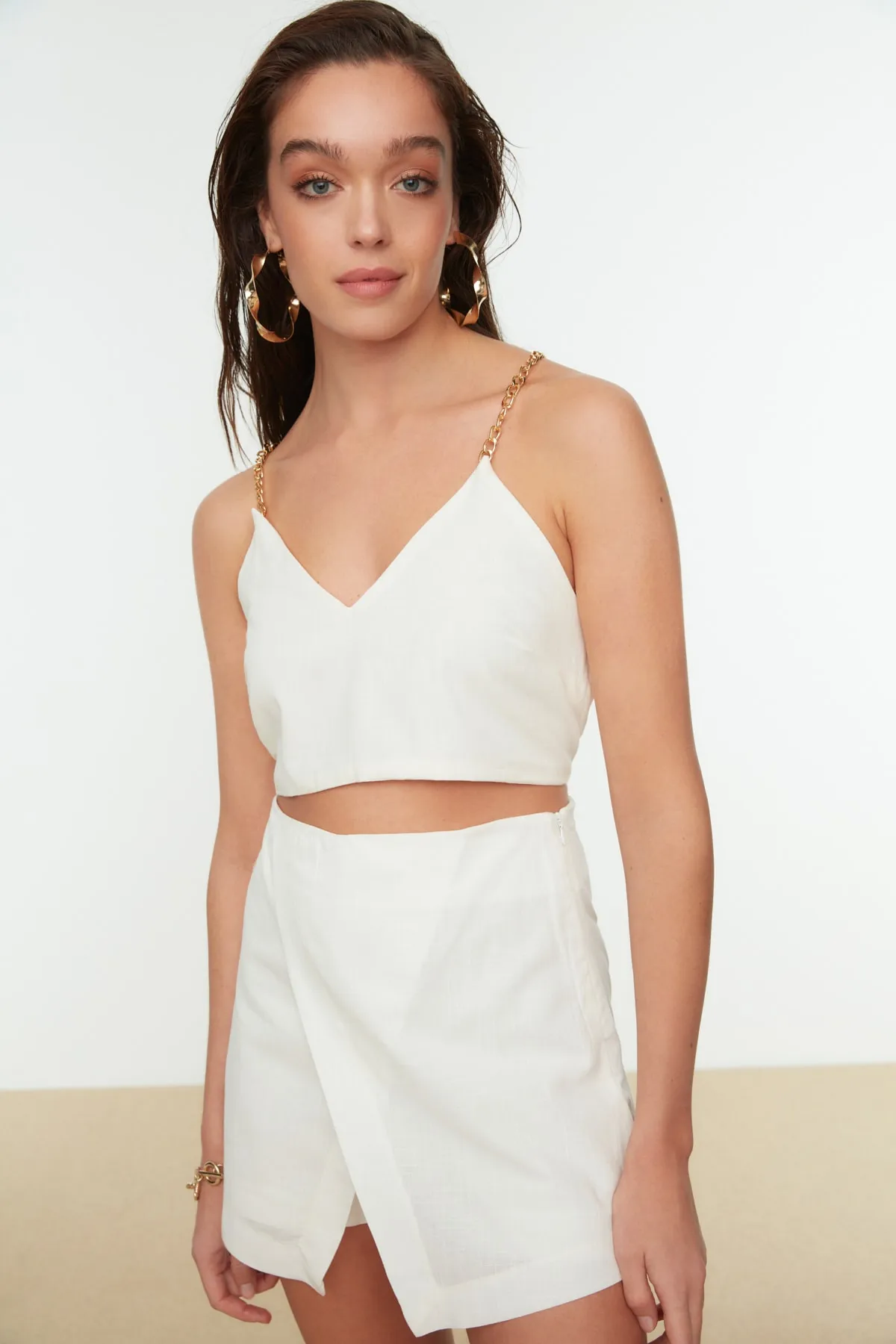 Trendyol Collection  Weiße, detaillierte Strandbluse mit Kettenträgern TBESS22BZ0042