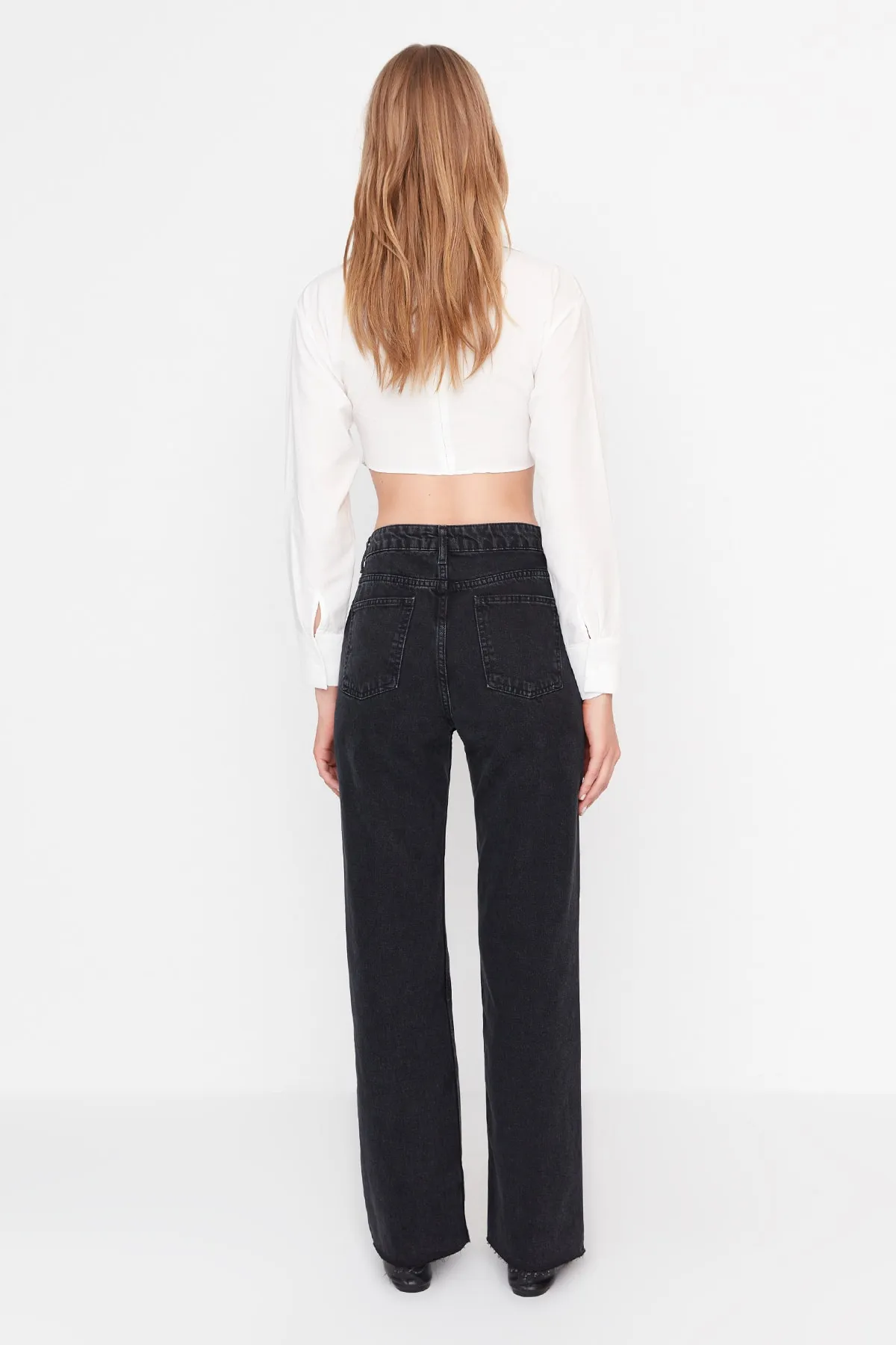 Trendyol Collection  Schwarze, nachhaltigere Jeans mit hoher Taille und weitem Bein TWOAW23JE00364