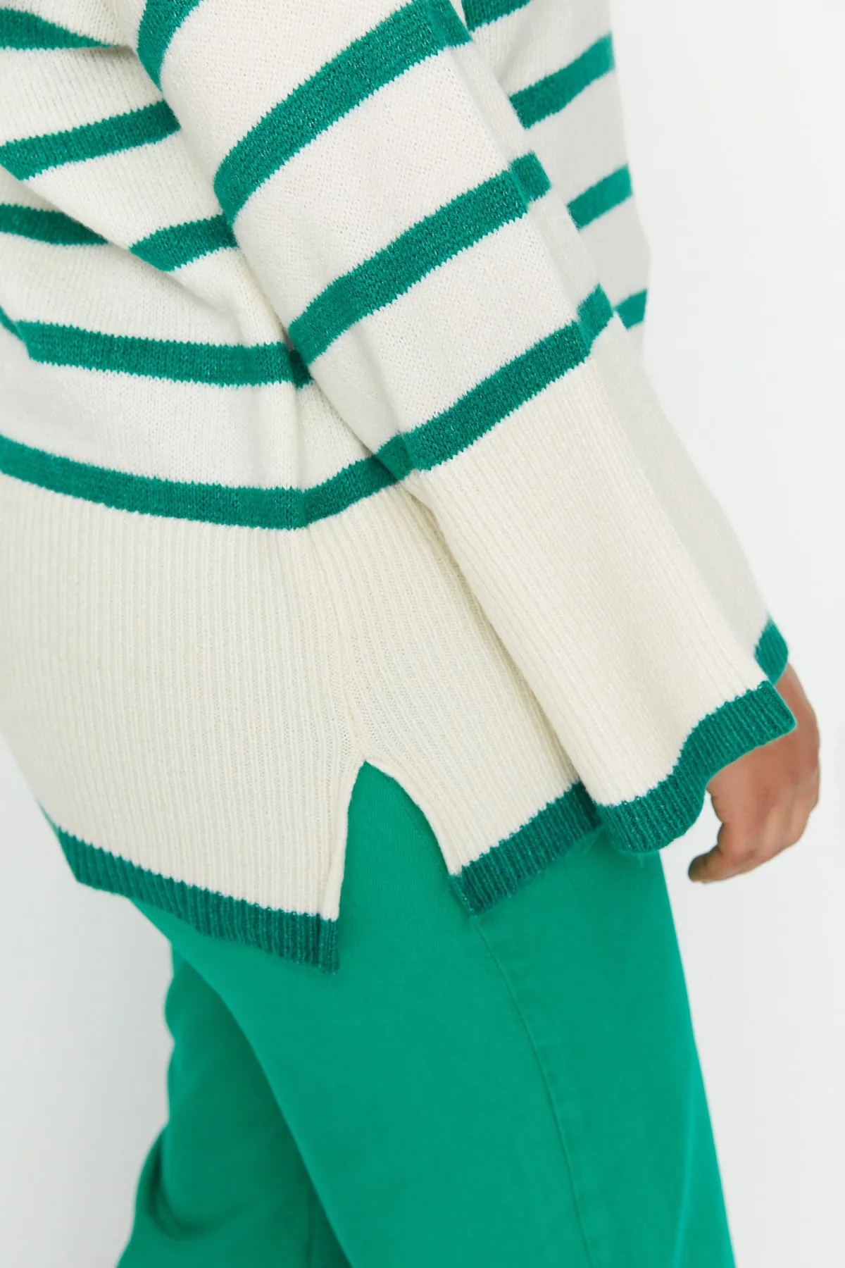 Trendyol Curve  Grün gestreifter Strickpullover TBBAW23AN00015