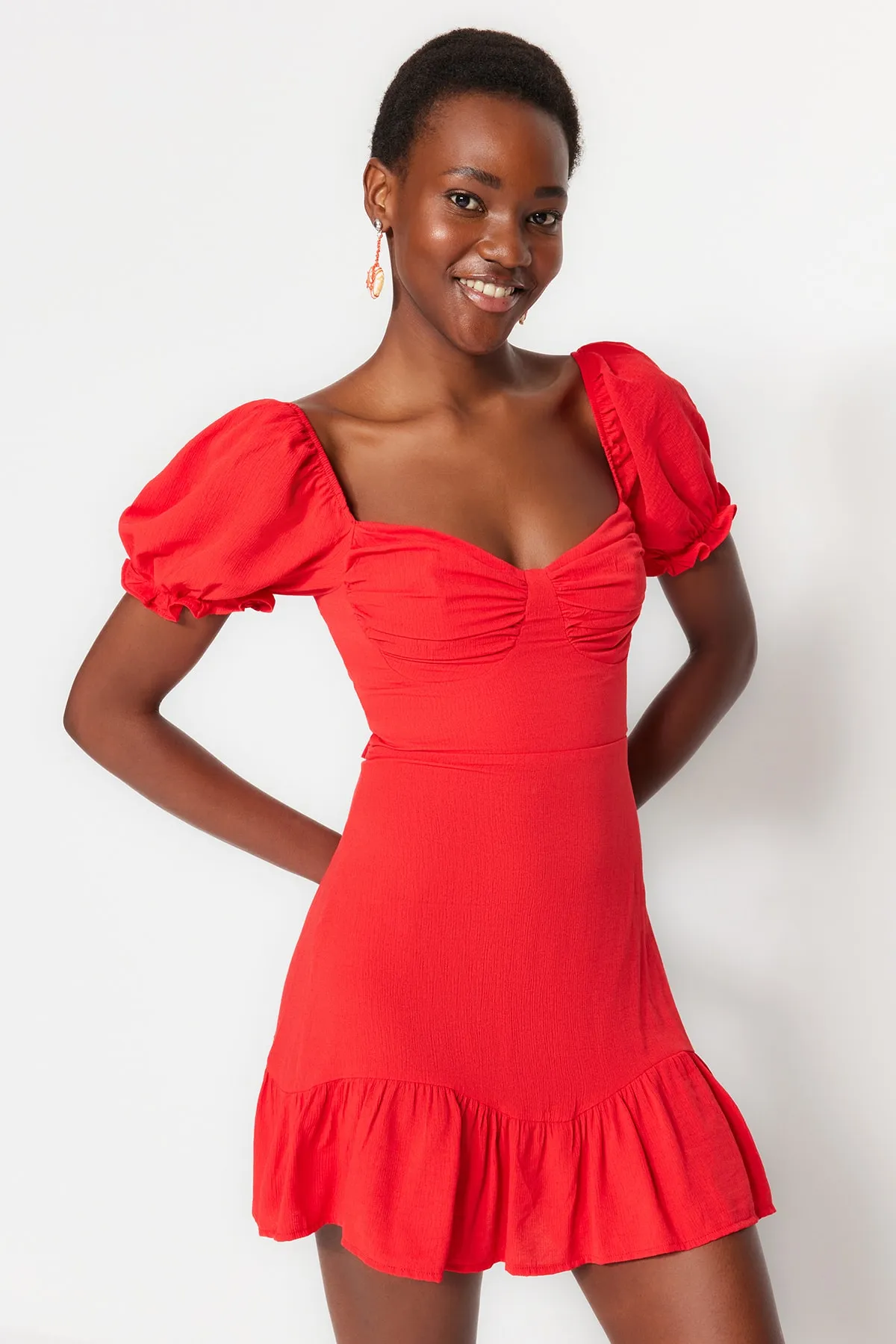 Trendyol Collection  Rotes, figurbetontes, drapiertes Mini-Strandkleid aus Webstoff TBESS23EL00052