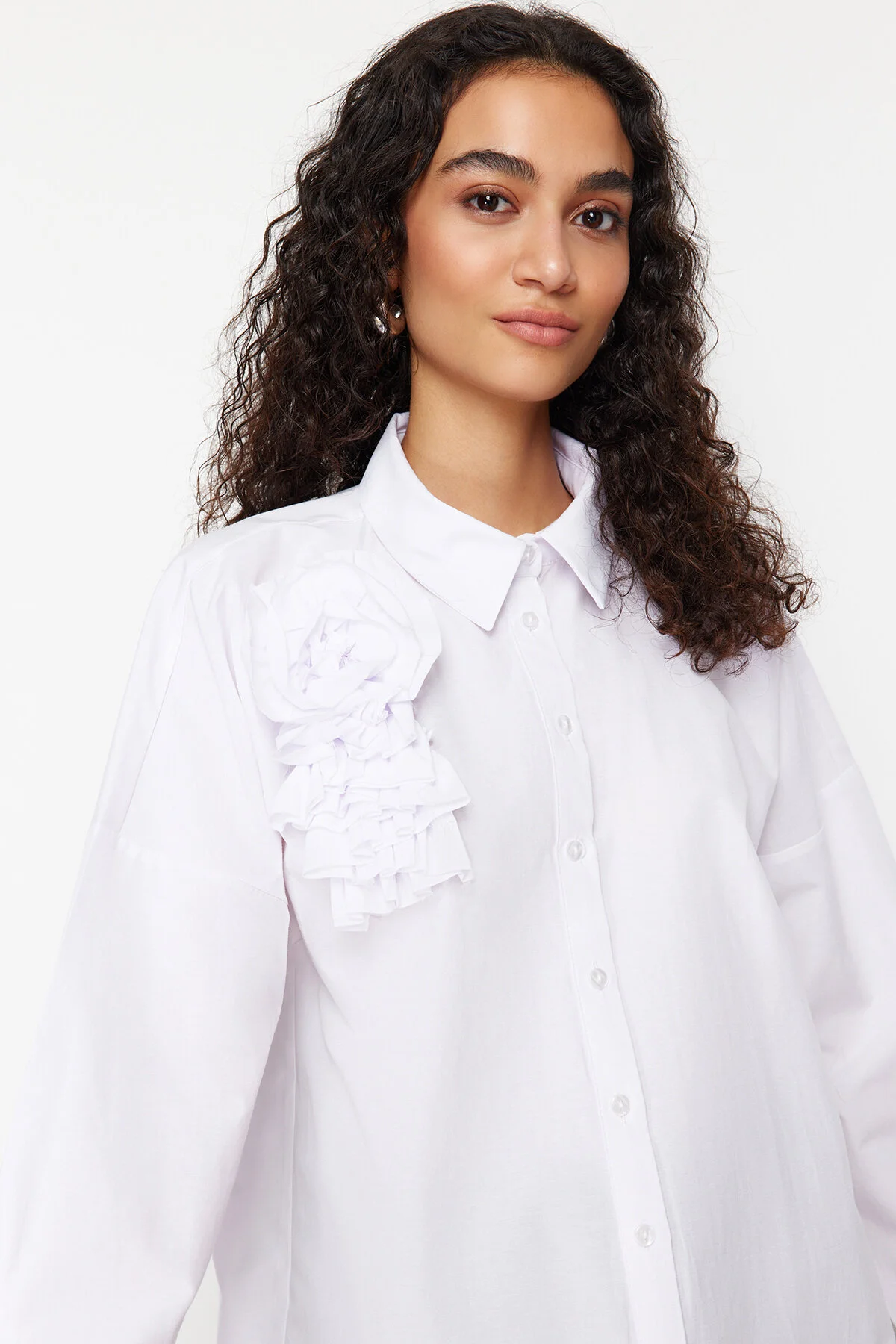 Trendyol Modest  Weißes gewebtes Baumwollhemd mit Blumenapplikationen TCTSS24TG00030