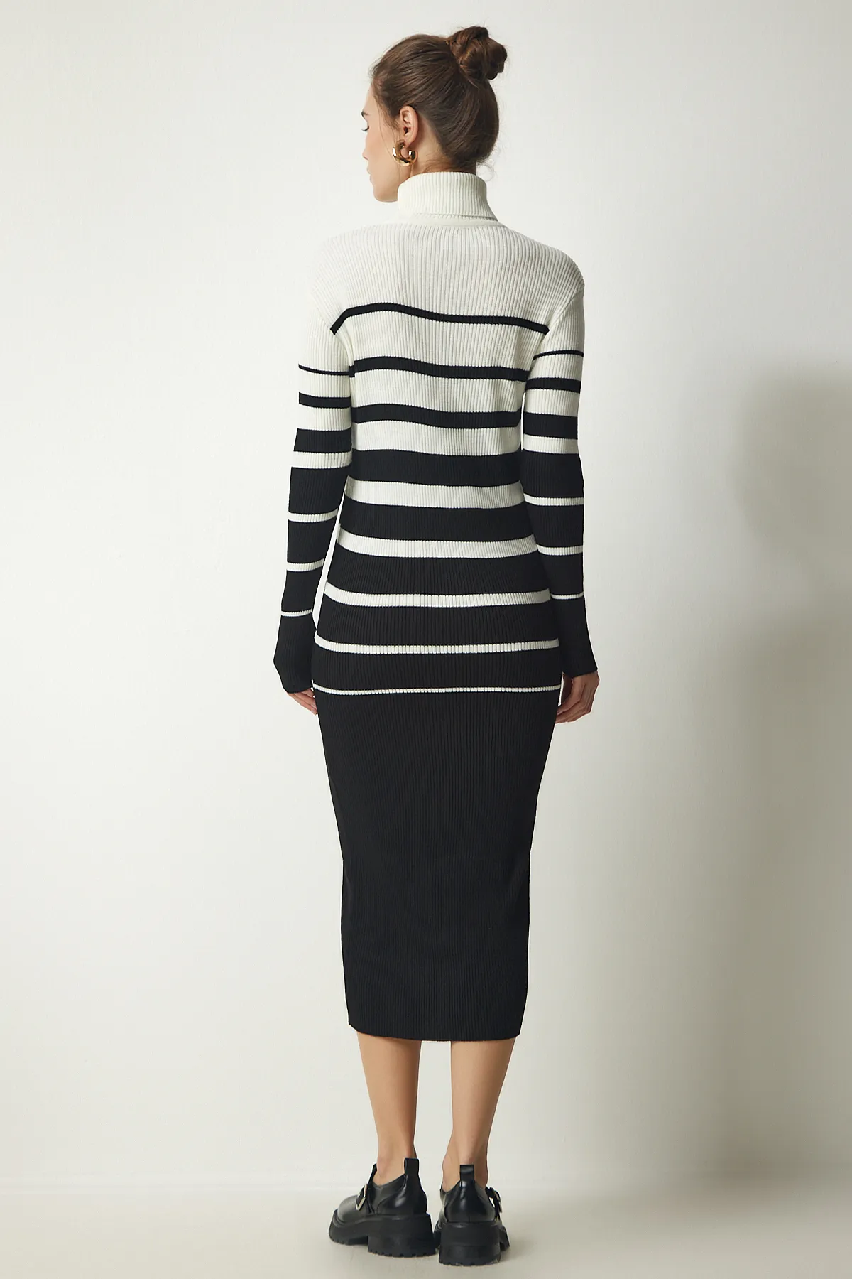 Happiness İstanbul  Ecru-schwarzes Rollkragenpullover aus gestreiftem Cord-Strickkleid für Damen DD01264
