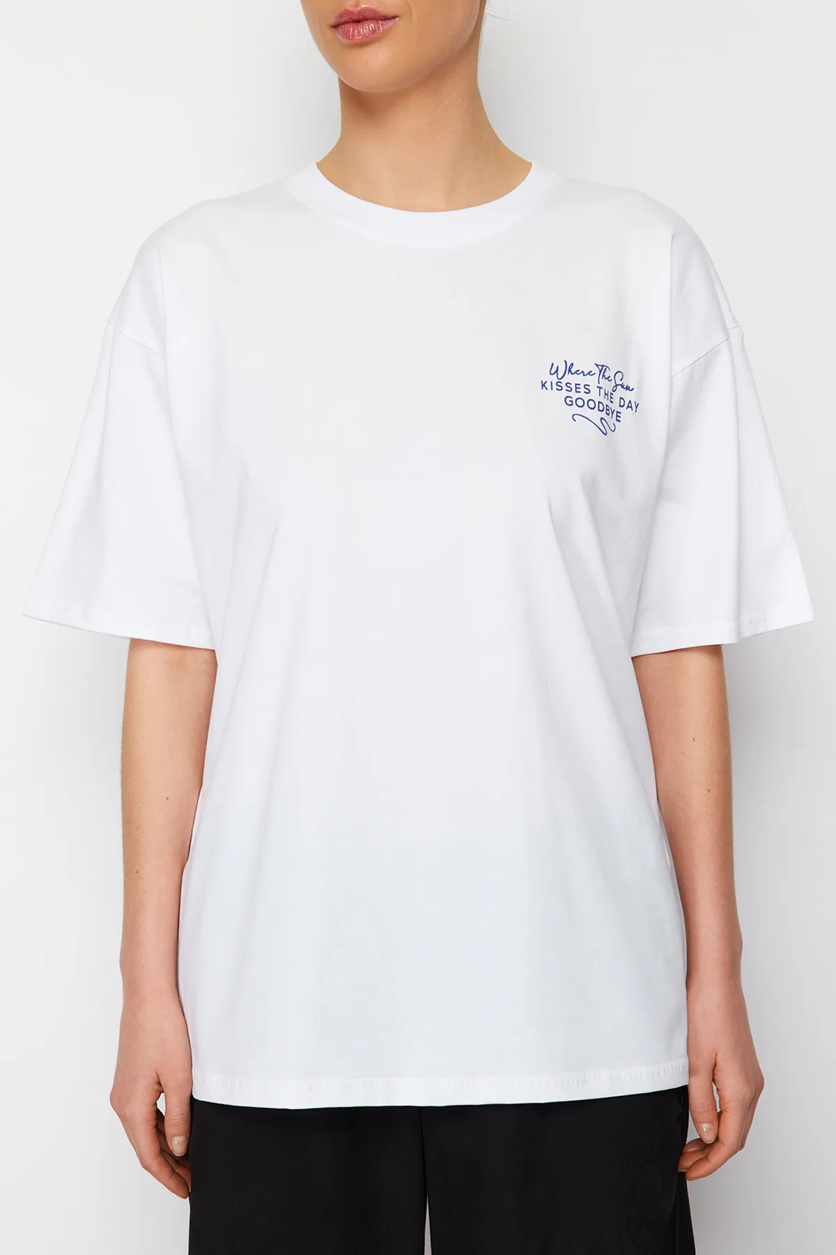 Trendyol Collection  Weißes Premium Oversize/Weit geschnittenes Rundhals-Strick-T-Shirt mit Aufdruck TWOSS24TS00085