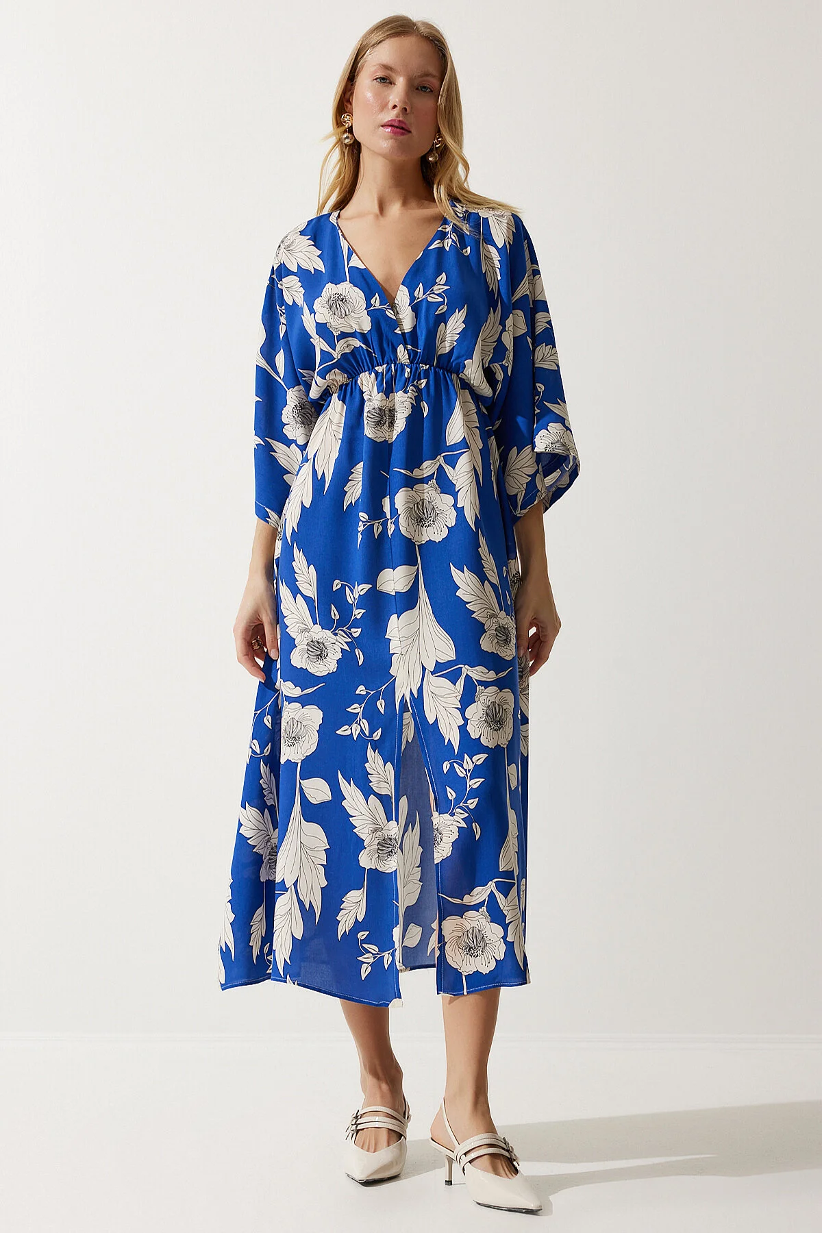 Happiness İstanbul  Blaues, cremefarbenes, gemustertes Sommerkleid aus Viskose mit Wickelkragen für Damen DK00166