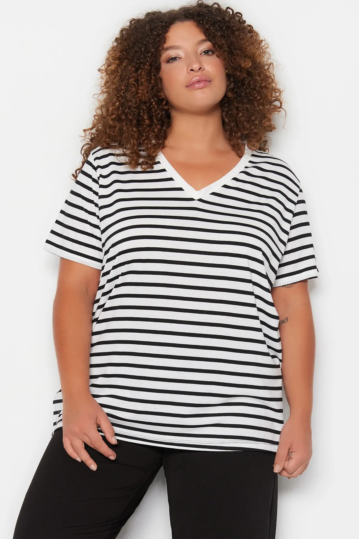 Trendyol Curve  Schwarz-weiß gestreiftes Strick-T-Shirt mit V-Ausschnitt TBBSS23BF00016