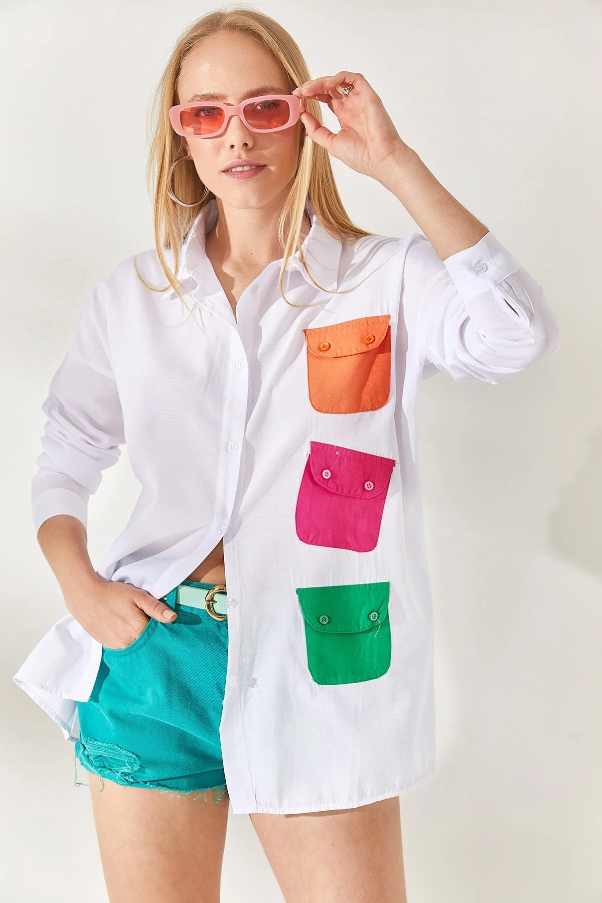 Olalook  Weißes, fuchsiafarbenes Oversize-Webhemd für Damen mit Taschendetail GML-19001051