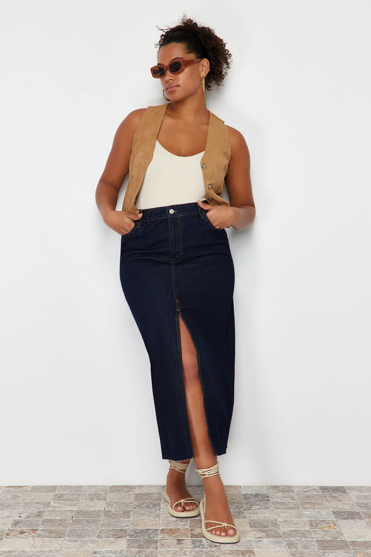 Trendyol Curve  Dunkelblauer, geschlitzter Maxi-Jeansrock TBSSS24AZ00046