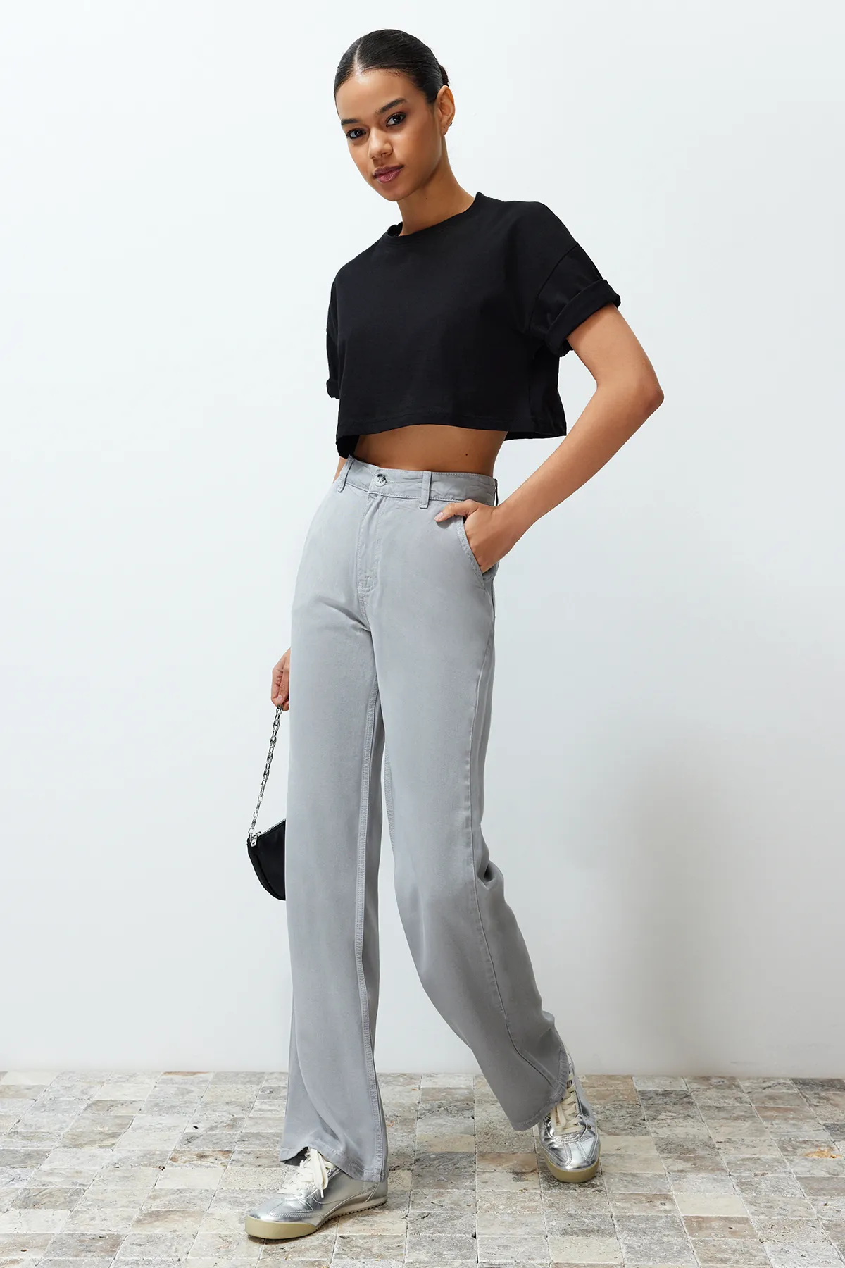 Trendyol Collection  Graue Jeans mit niedriger Taille und weitem Bein aus 100 % Tencel™ TWOSS23JE00219