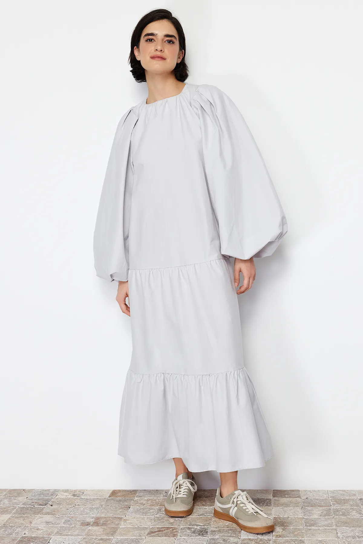 Trendyol Modest  Juwelenbesetztes Kleid mit Ballonärmeln und mehrlagigem Baumwollgewebe TCTSS24EB00070