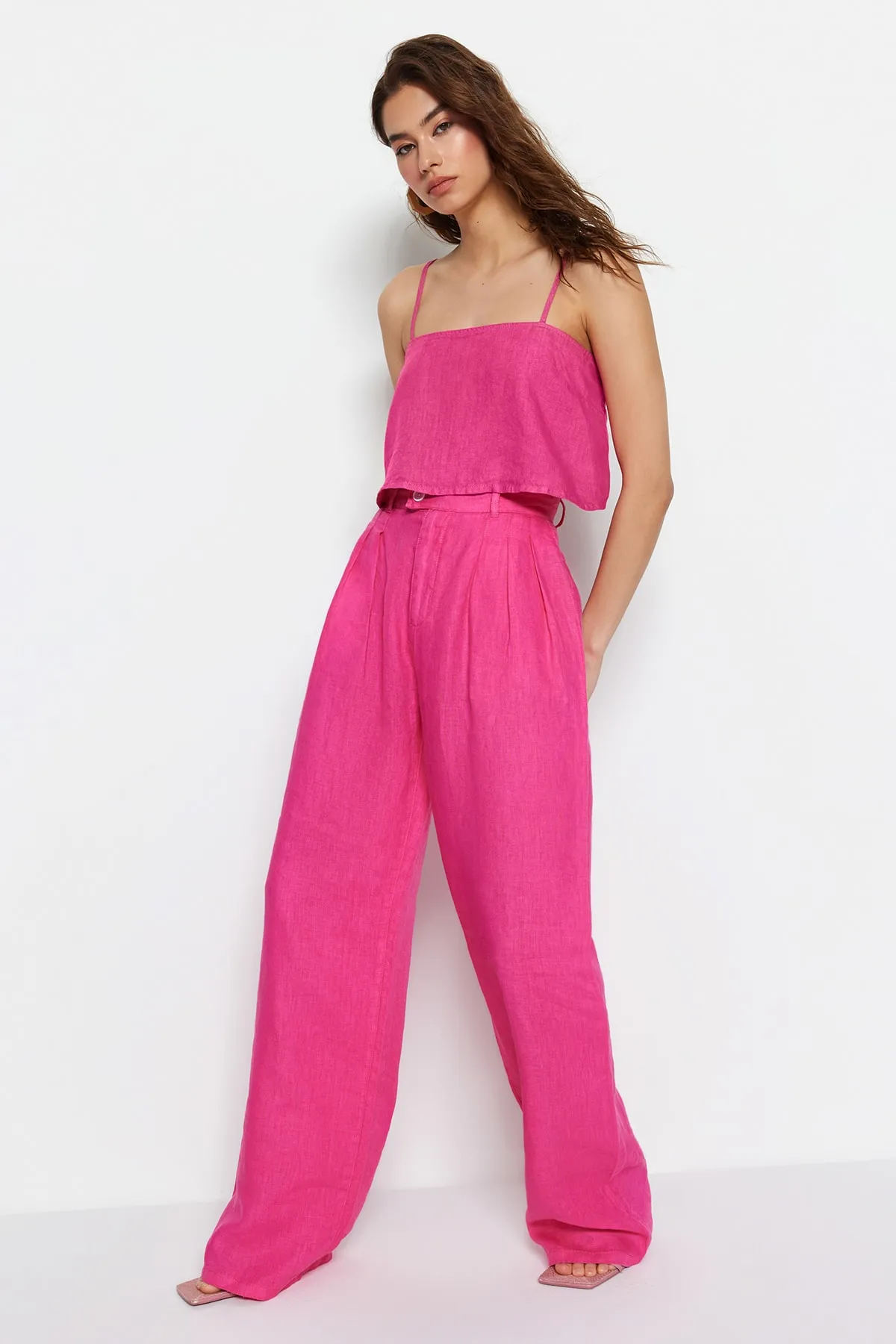 Trendyol Collection  Rosa Plissierte Hose aus 100 % Leinen mit hoher Taille und weitem Bein TWOSS23JE00294