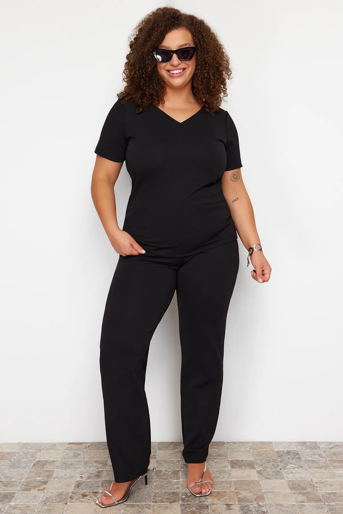 Trendyol Curve  Schwarzes Strickoberteil und Unterteil in großer Größe TBBSS24CP00007