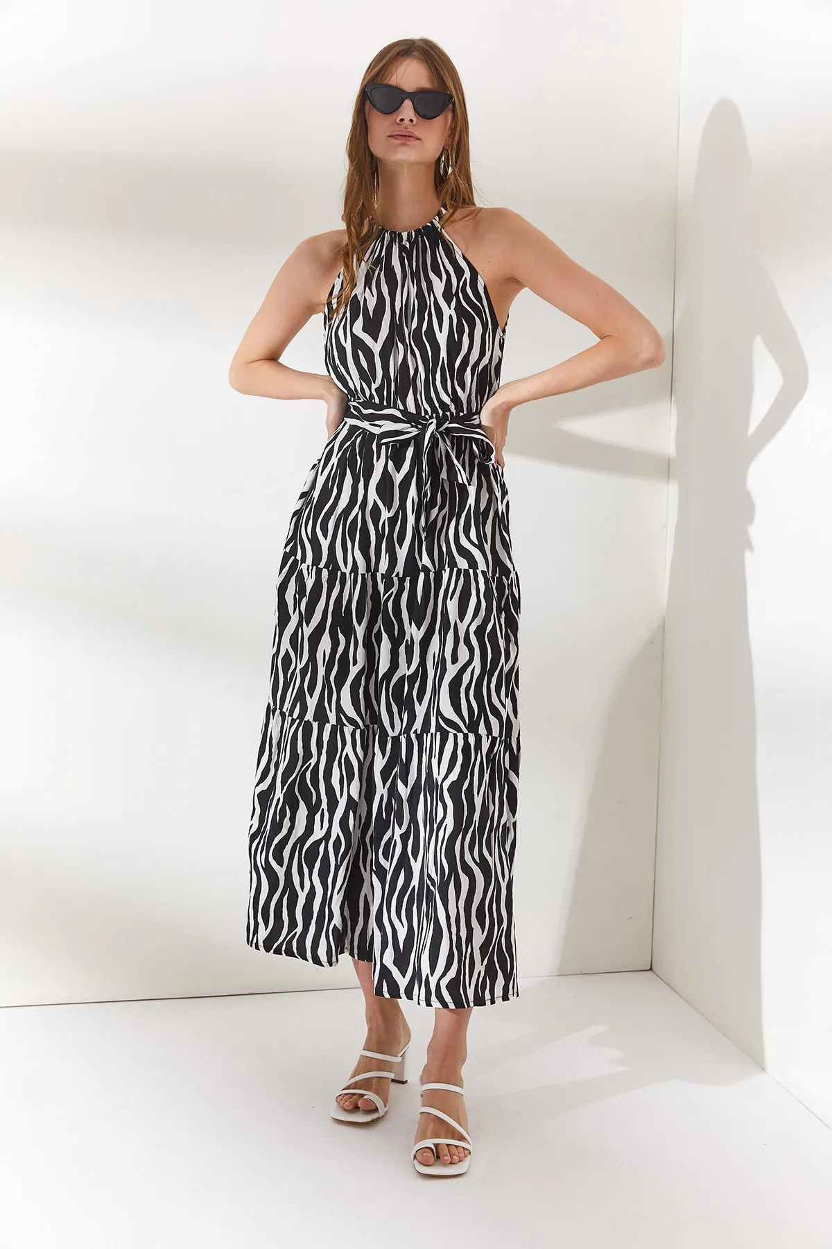 Olalook  Damen-Kleid aus gewebtem Viscon mit Zebramuster und Neckholder-Kragen und Gürtel in Schwarz ELB-19001548