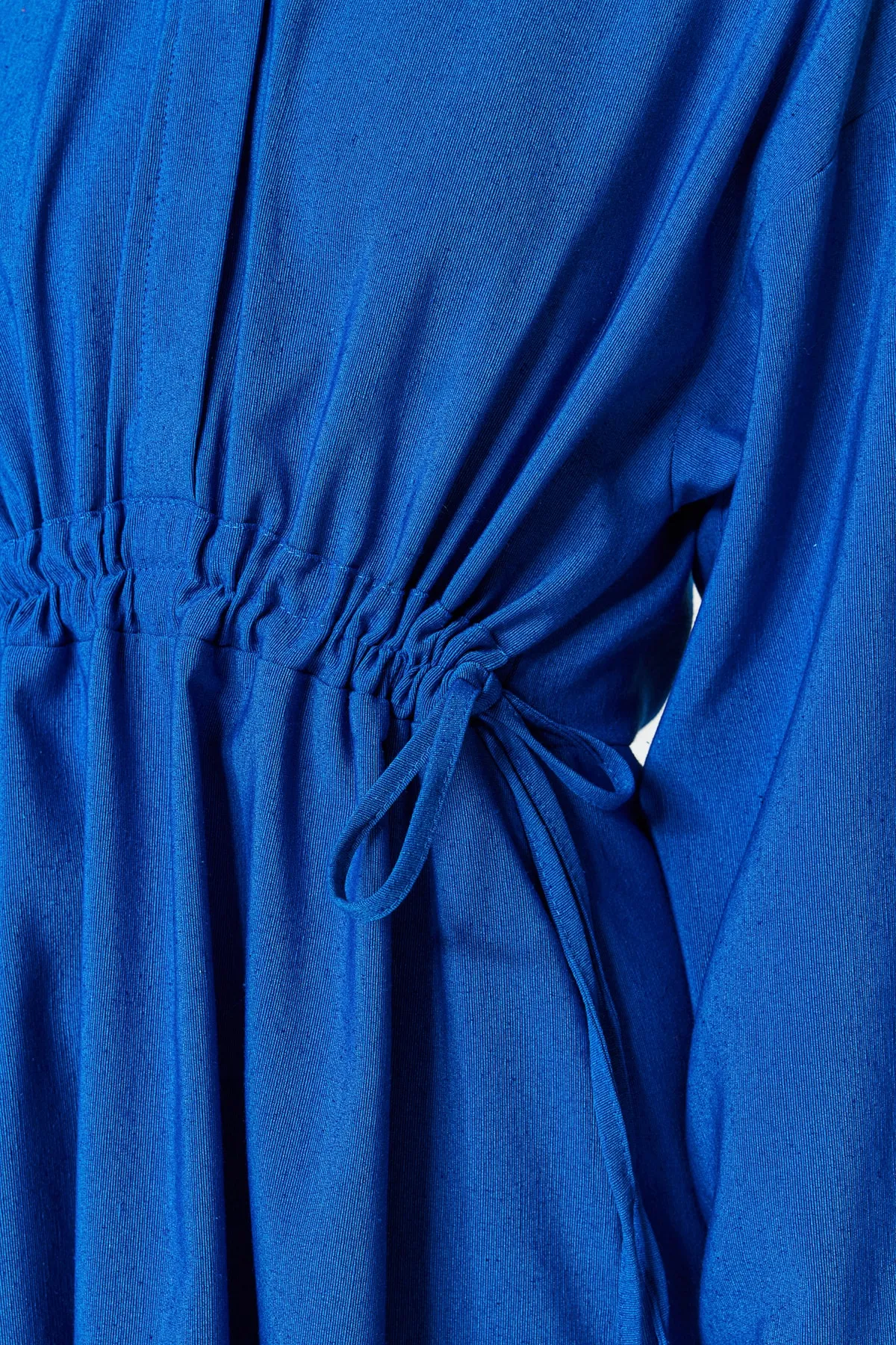 Trendyol Modest  Saks Gather – Kleid aus Leinenmischgewebe mit detaillierter halber Knopfleiste TCTSS23EB00274