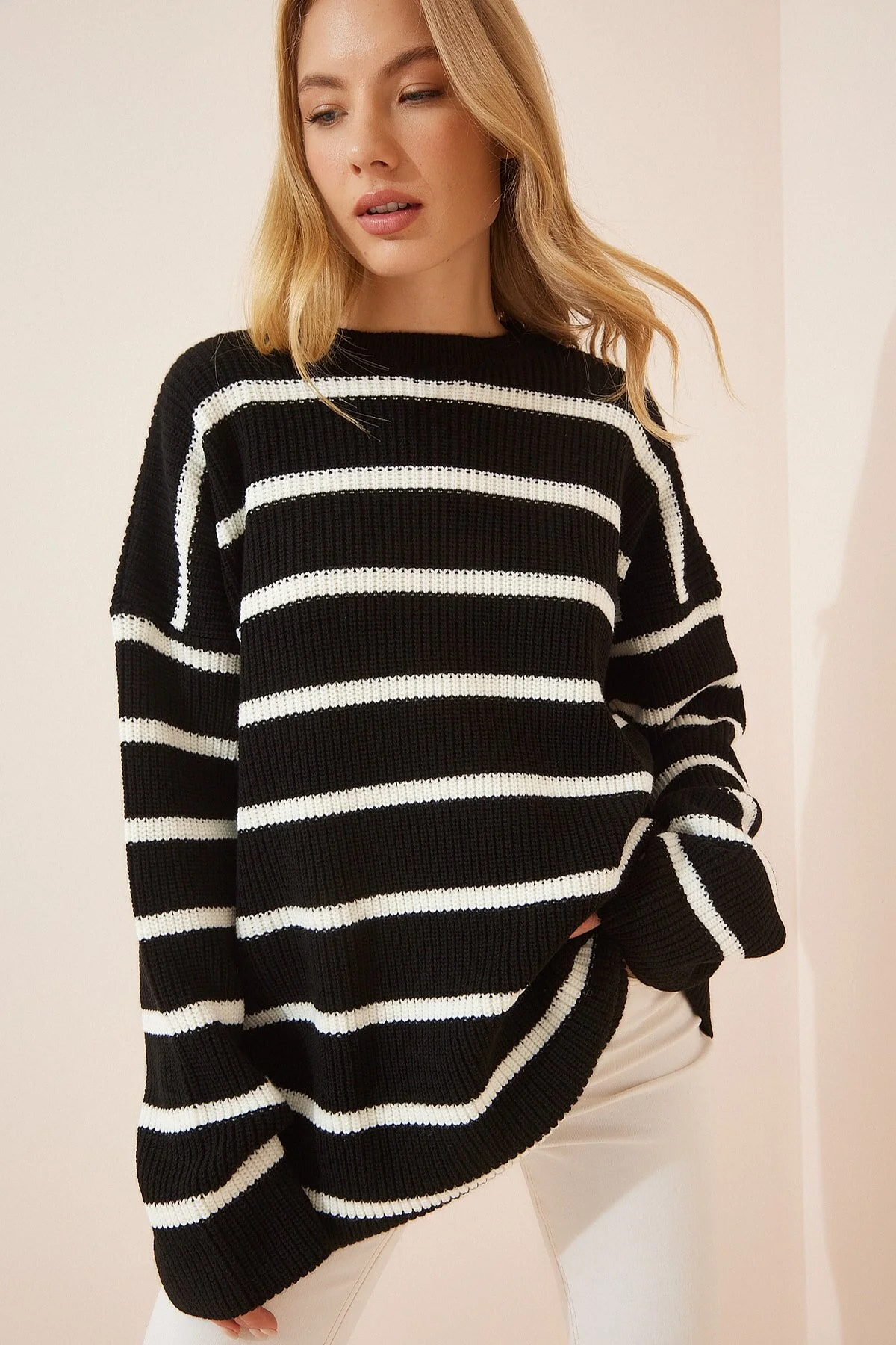 Happiness İstanbul  Schwarz gestreifter, langer Oversize-Strickpullover für Damen YY00078
