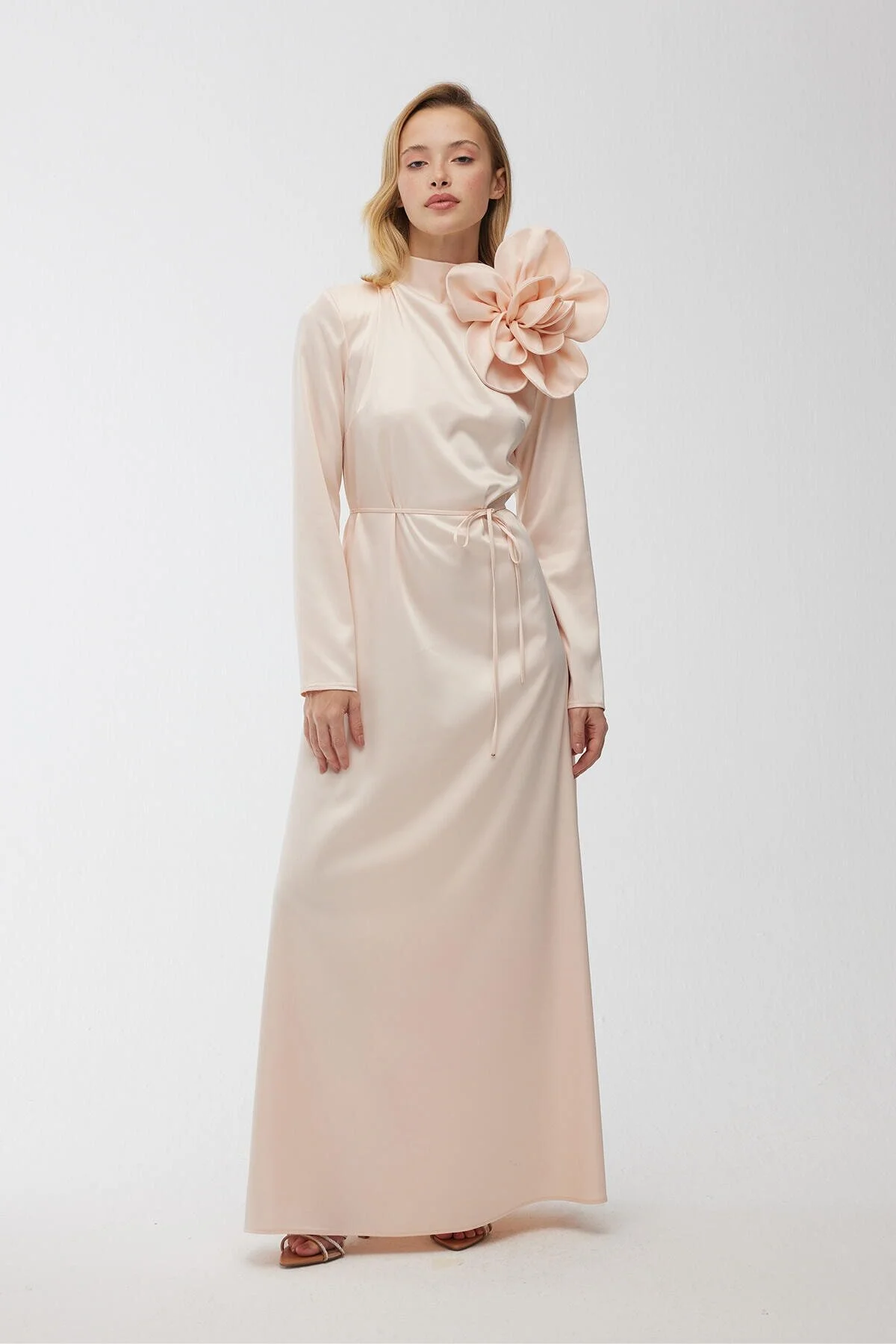 Manuka  Blumendetailliertes Satin-Abendkleid in Puder