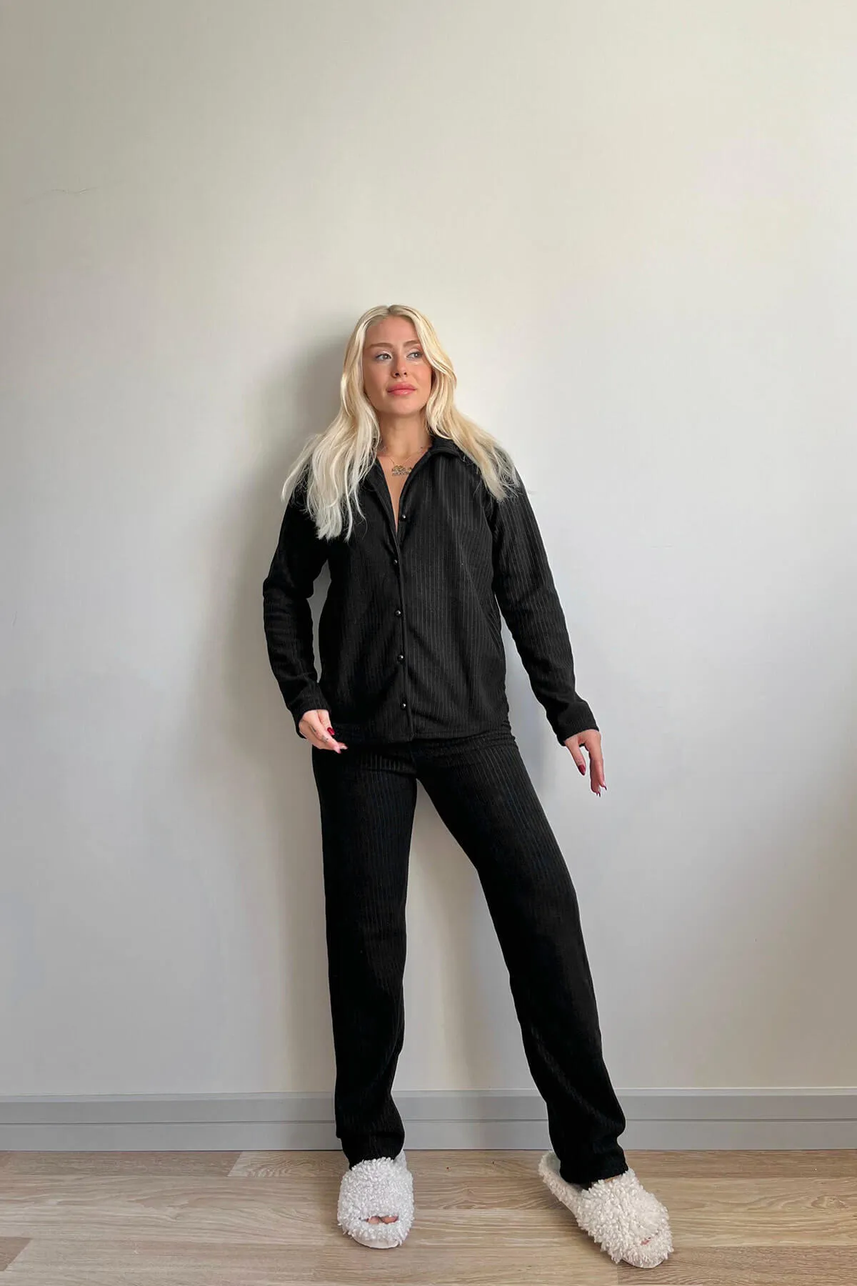 Pijamaevi  Schwarzes, einfarbiges Pyjama-Set aus Plüsch-Fleece mit Knöpfen vorne