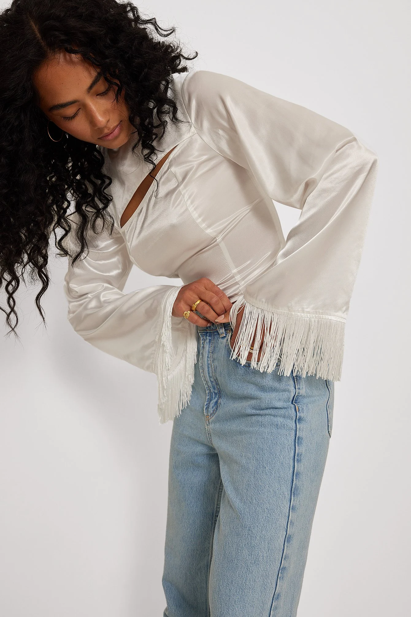 Bluse mit einem Ausschnitt-Detail und Fransen-Details