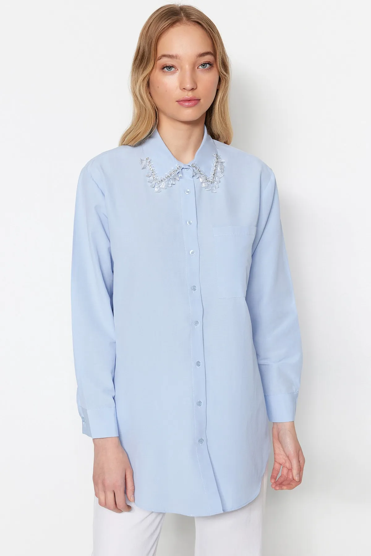Trendyol Modest  Blaues Hemd aus gewebter Baumwolle mit Kragen und Accessoire-Details TCTSS23TG00014