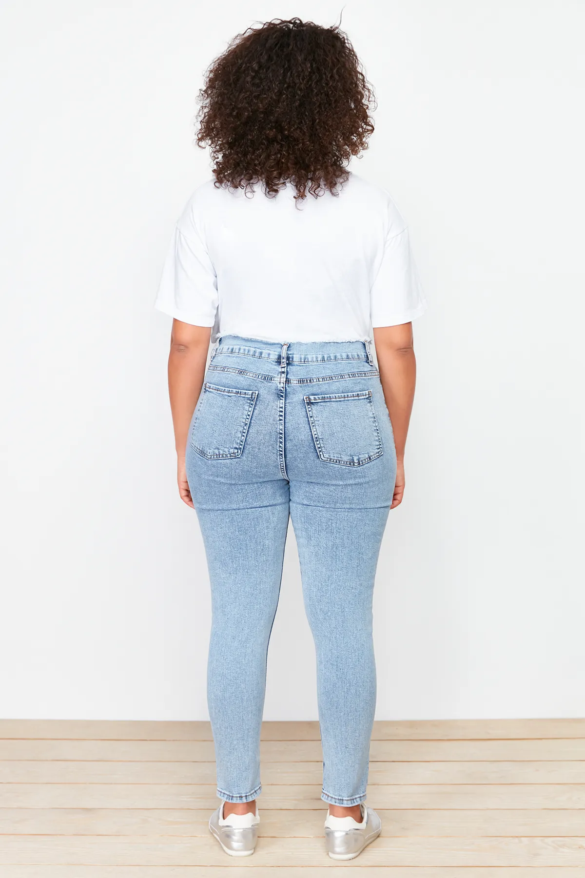 Trendyol Curve  Hellblaue, dehnbare Skinny-Jeans mit Quastendetails TBSSS24CJ00033