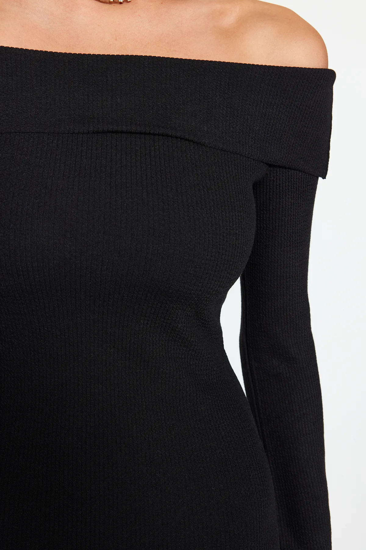Trendyol Collection  Schwarzes tailliertes/tailliertes Carmen-Kragen-Midi-Bleistiftkleid aus flexiblem Strick mit weicher Struktur TWOAW24EL00803