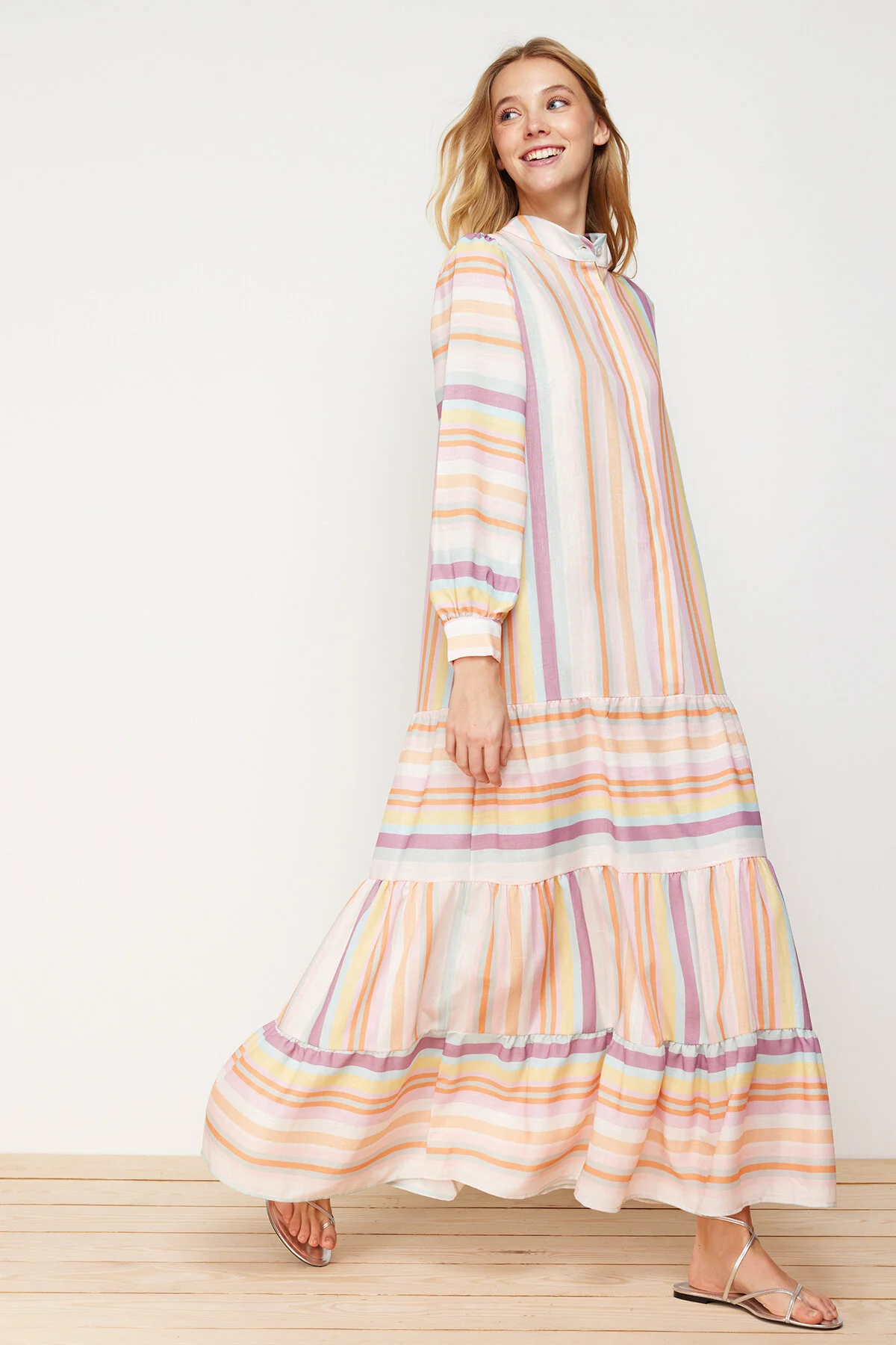 Trendyol Modest  Gewebtes Kleid in Leinenoptik mit mehrfarbig gestreiftem Rock und Rüschen TCTSS24EB00105