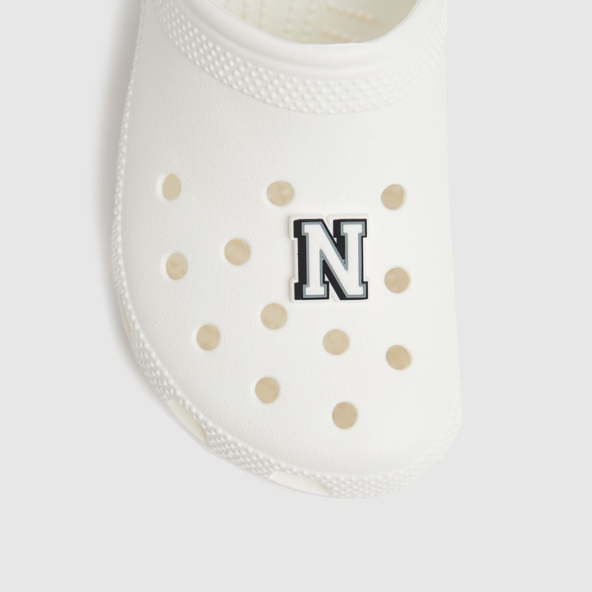Crocs vit & svart jibbitz bokstaven n