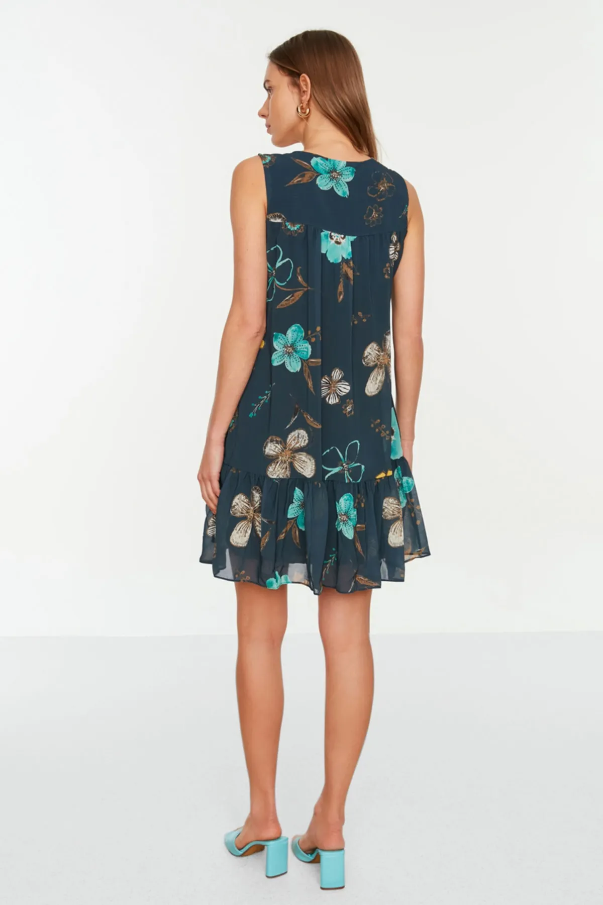 Trendyol Collection  Marineblaues, gerade geschnittenes, gefüttertes Mini-Webkleid mit Blumendruck TWOSS20EL2329