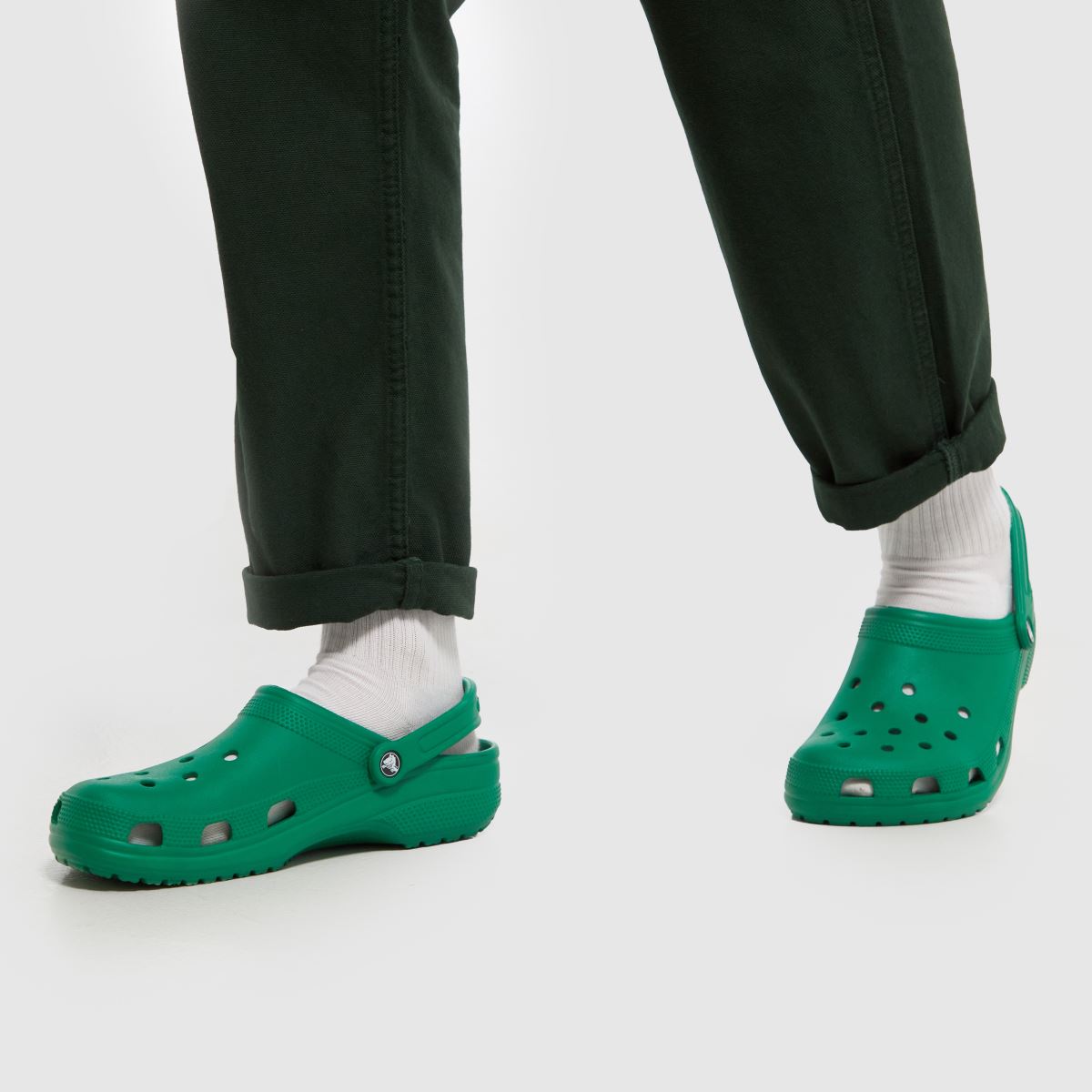 Crocs klasszikus klumpa szandál sötétzöld színben
