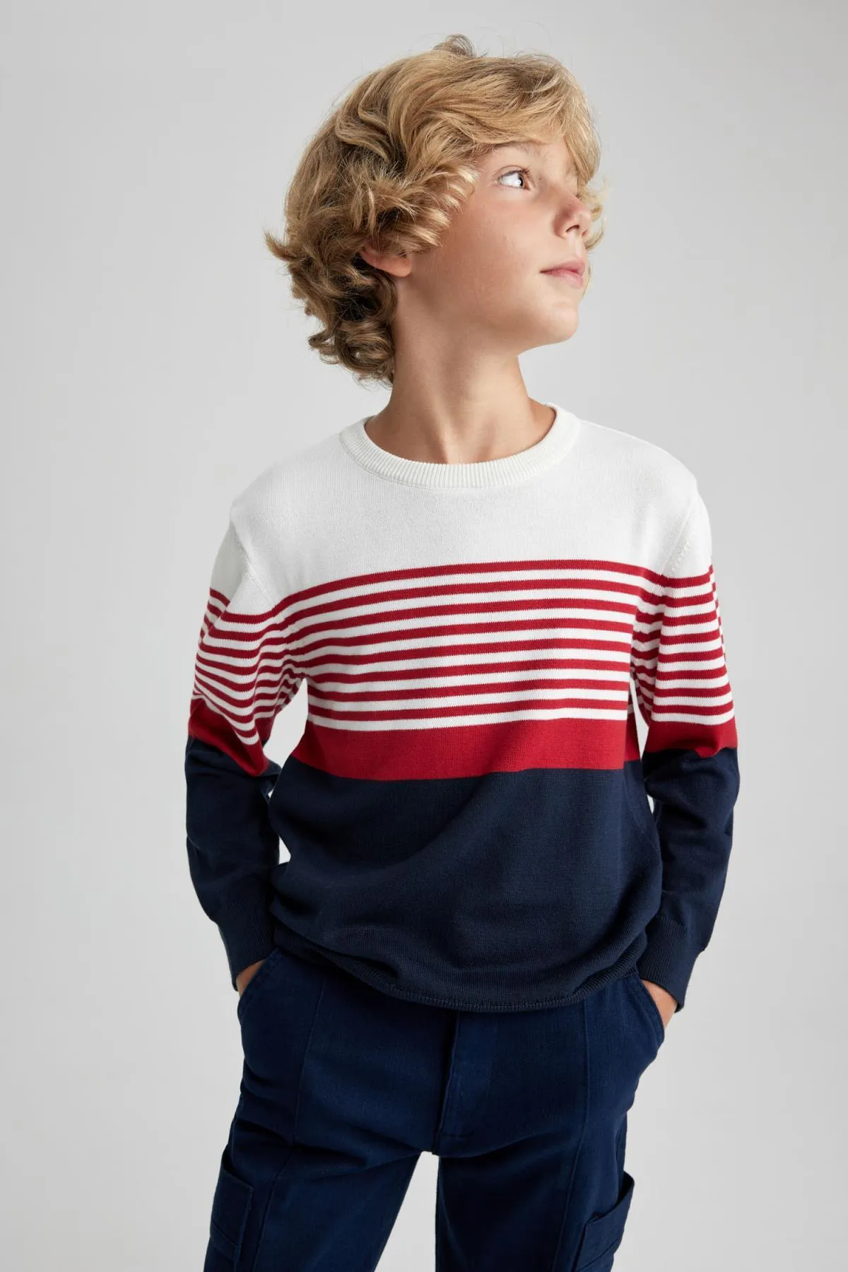 DeFacto  Strickpullover für Jungen mit normaler Passform und Rundhalsausschnitt