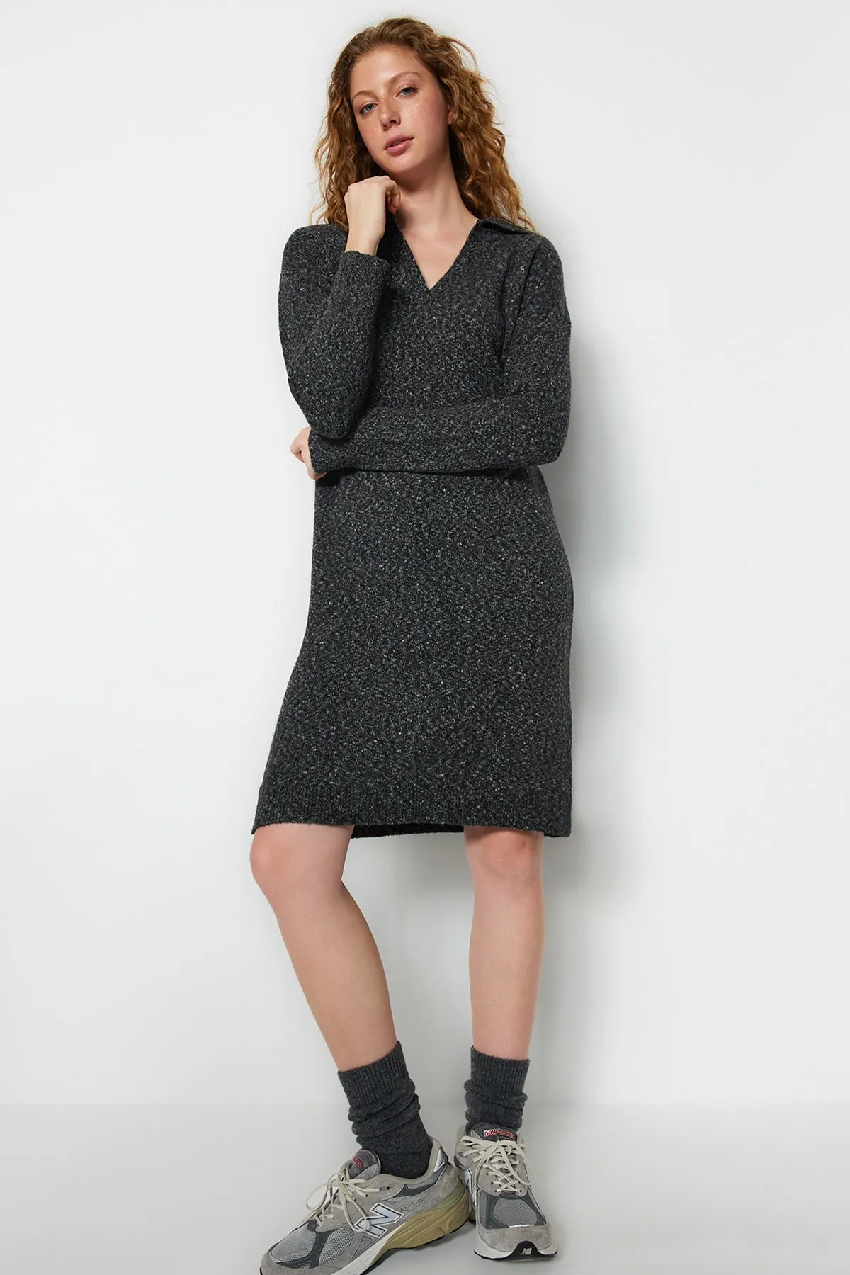 Trendyol Collection  Anthrazitfarbenes Midi-Strickkleid aus Wolle mit Rollkragen TWOAW24EL00009
