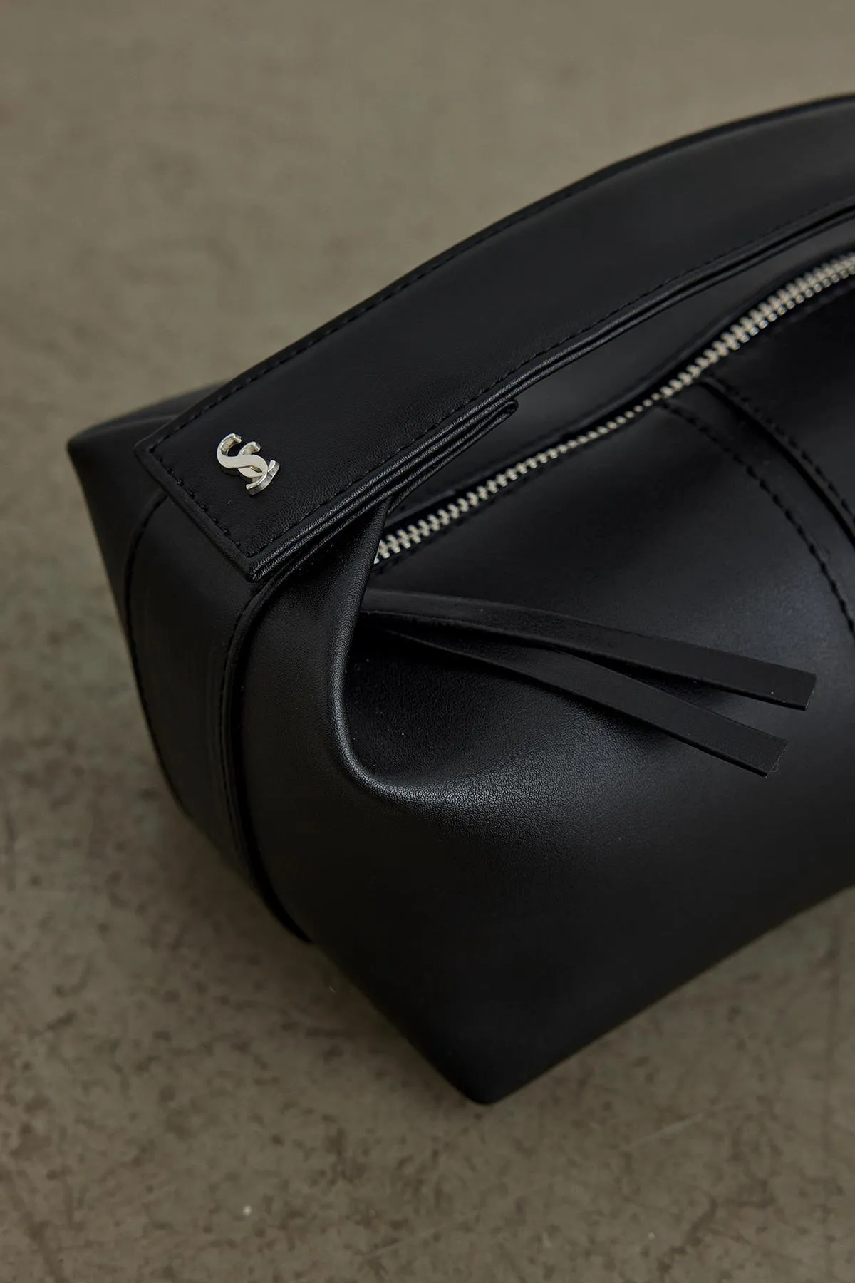 Suud Collection  Schwarze Archi-Minitasche aus Leder