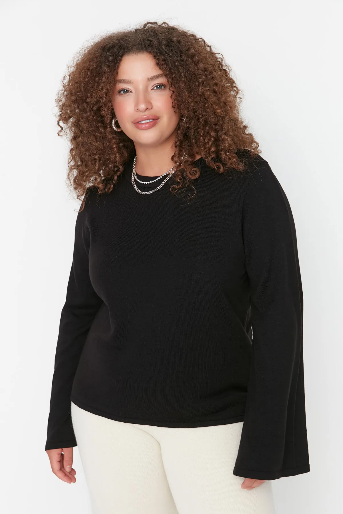 Trendyol Curve  Schwarzer Strickpullover mit spanischen Ärmeln TBBAW23AN00034