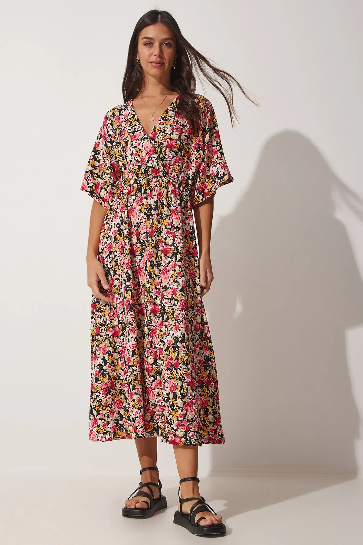 Happiness İstanbul  Loses Sommer-Strickkleid mit Wickelkragen für Damen in Rosa und Schwarz mit Blumenmuster DK00158