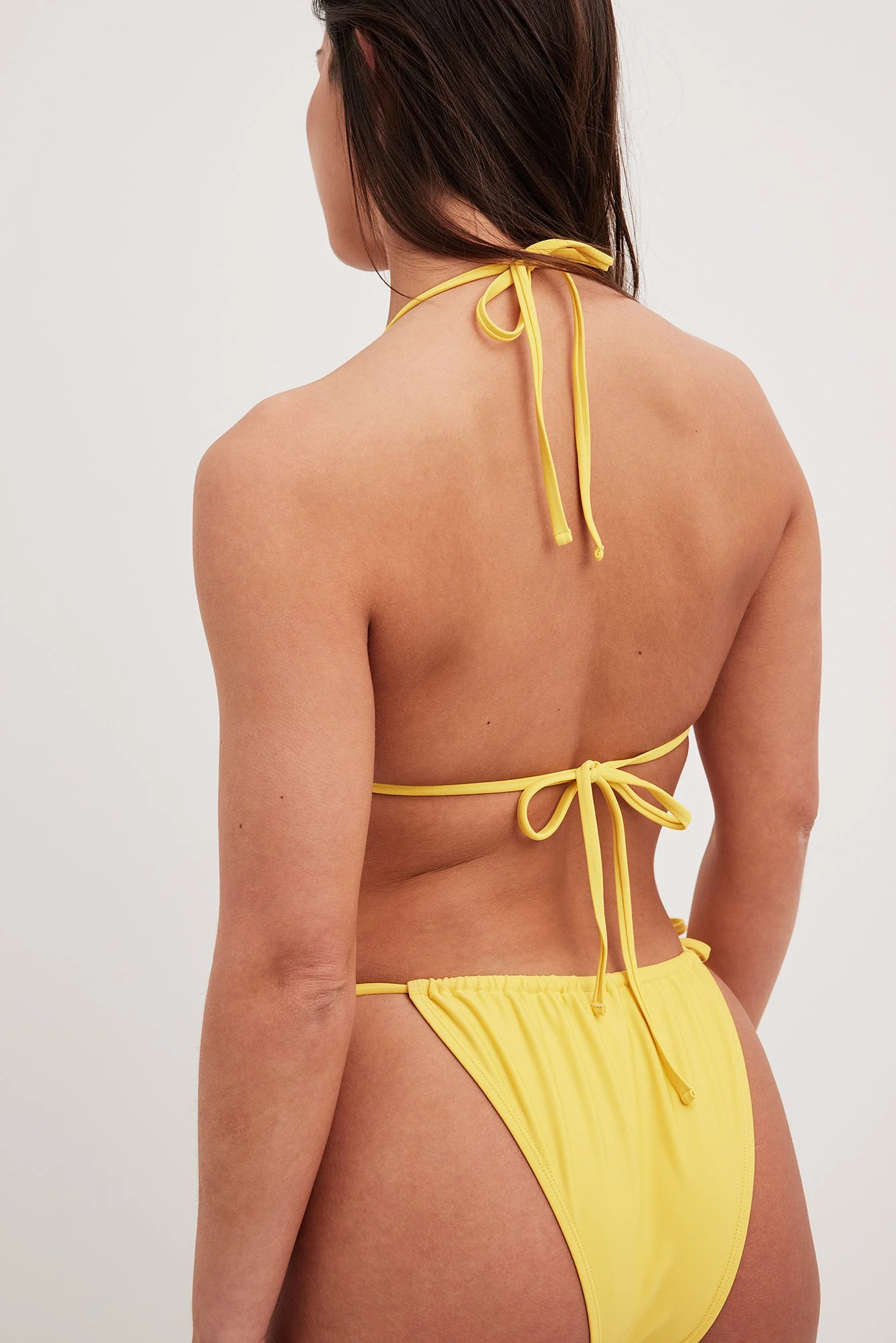 Hochgeschnittenes Bikini-Höschen mit Schnürung