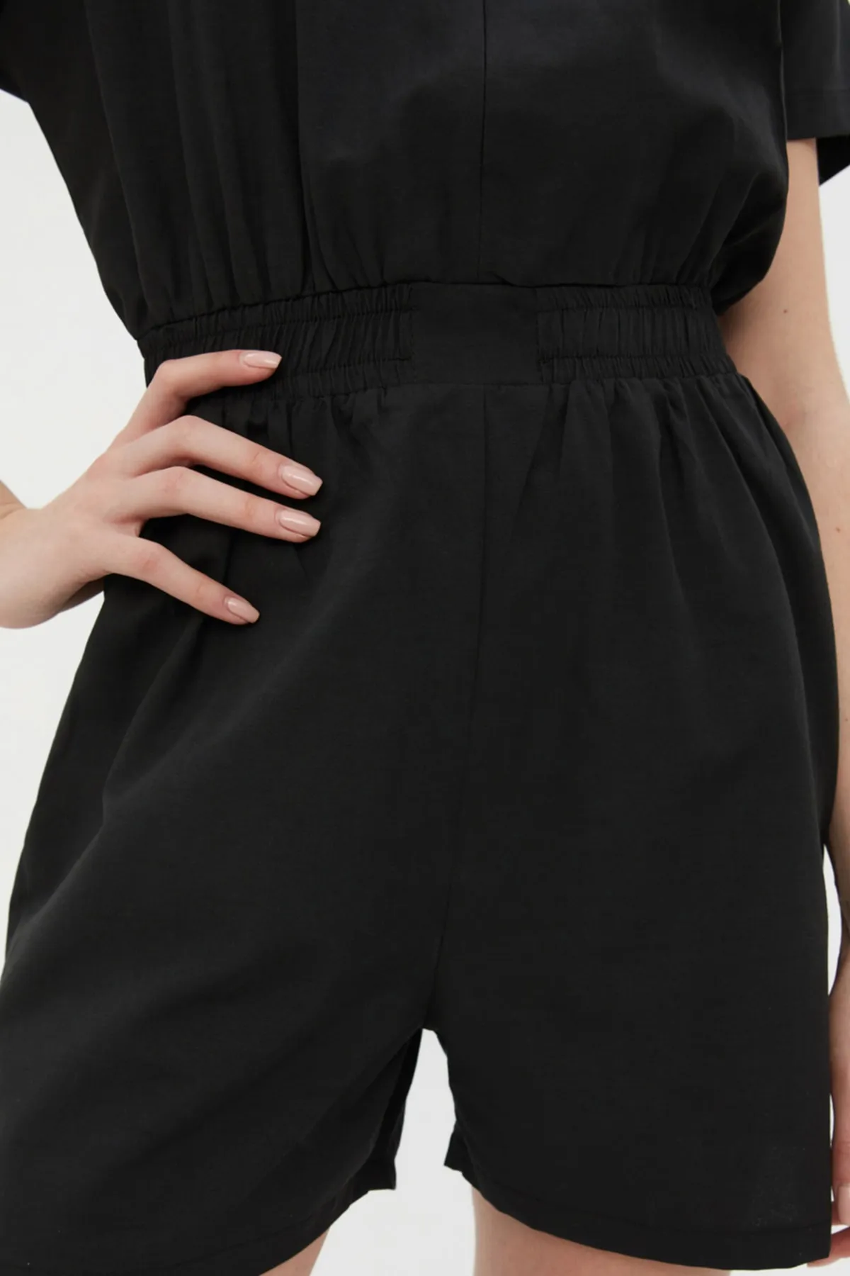 Trendyol Collection  Schwarzer Mini-Weboverall mit elastischem Bund TWOSS22TU0014