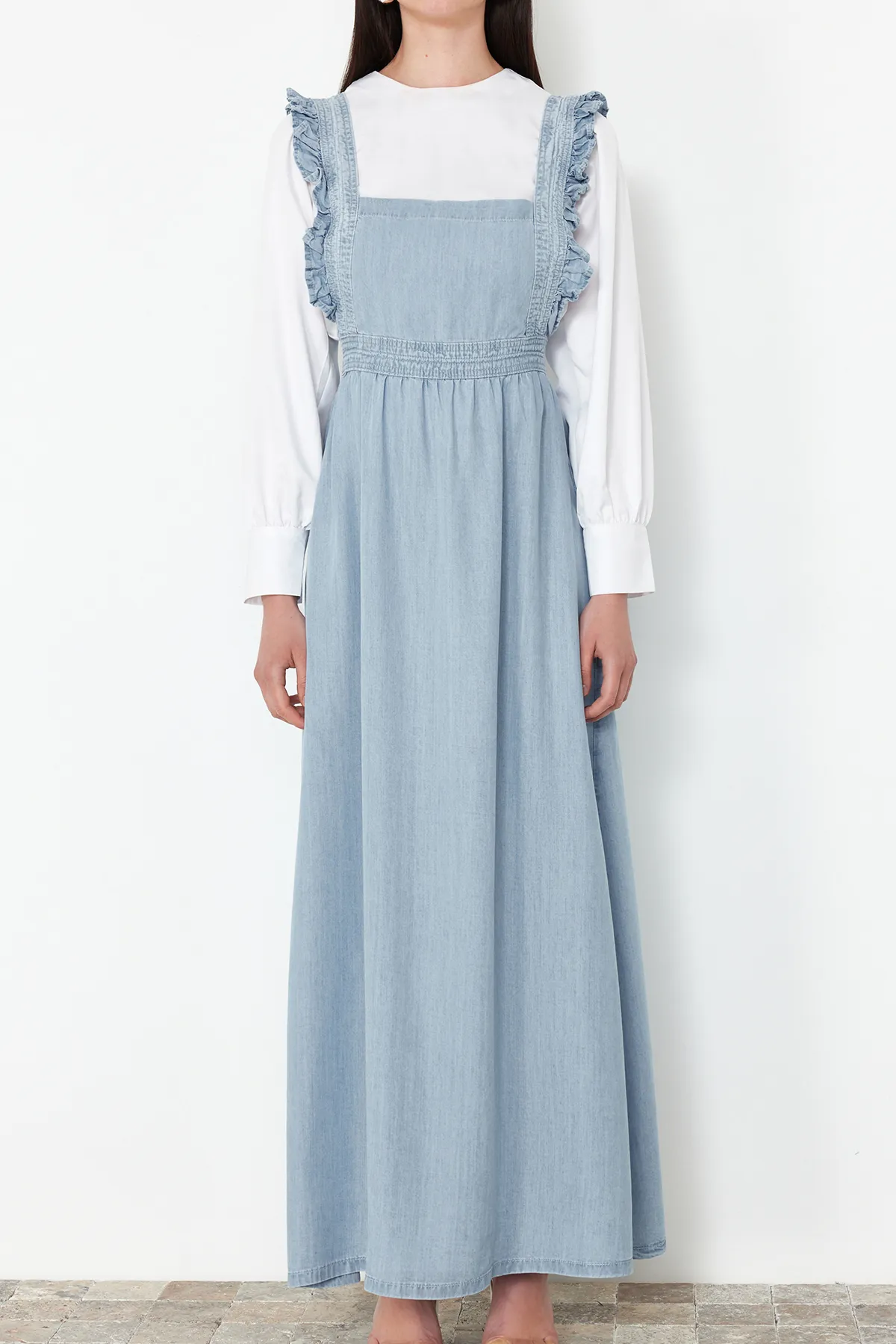 Trendyol Collection  Hellblaues Maxi-Jeanskleid mit Trägern und Rüschendetail TWOSS24EL00833