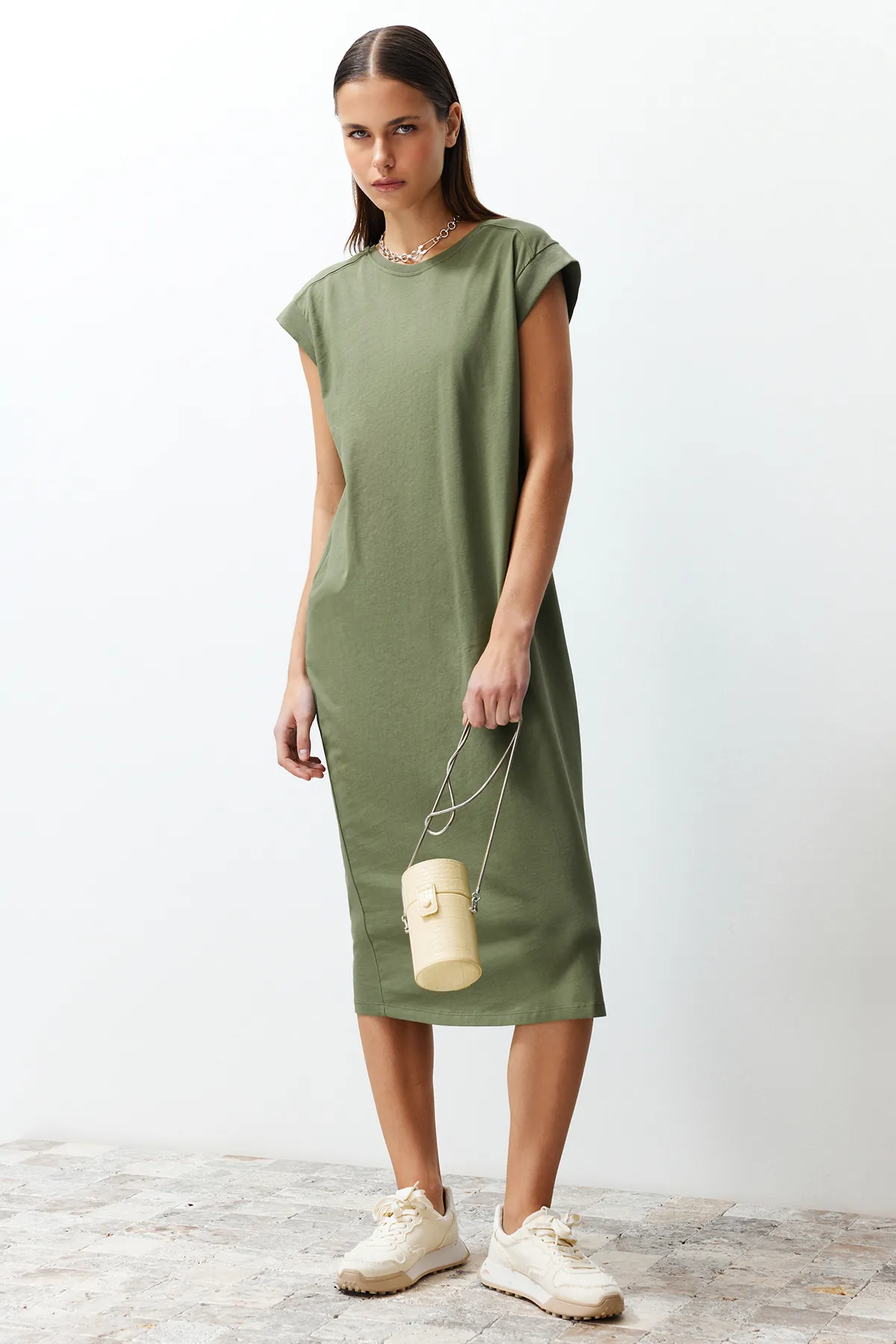 Trendyol Collection  Khakifarbenes, schlichtes T-Shirt-Kleid aus 100 % Baumwolle, Midi-Midikleid mit Mondärmeln, bequemer Schnitt und TWOSS24EL00126
