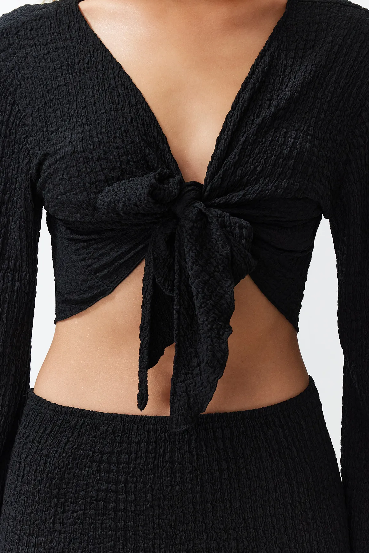 Trendyol Collection  Schwarzes, gewebtes, gebundenes Blusenrock-Set TBESS24AU00035