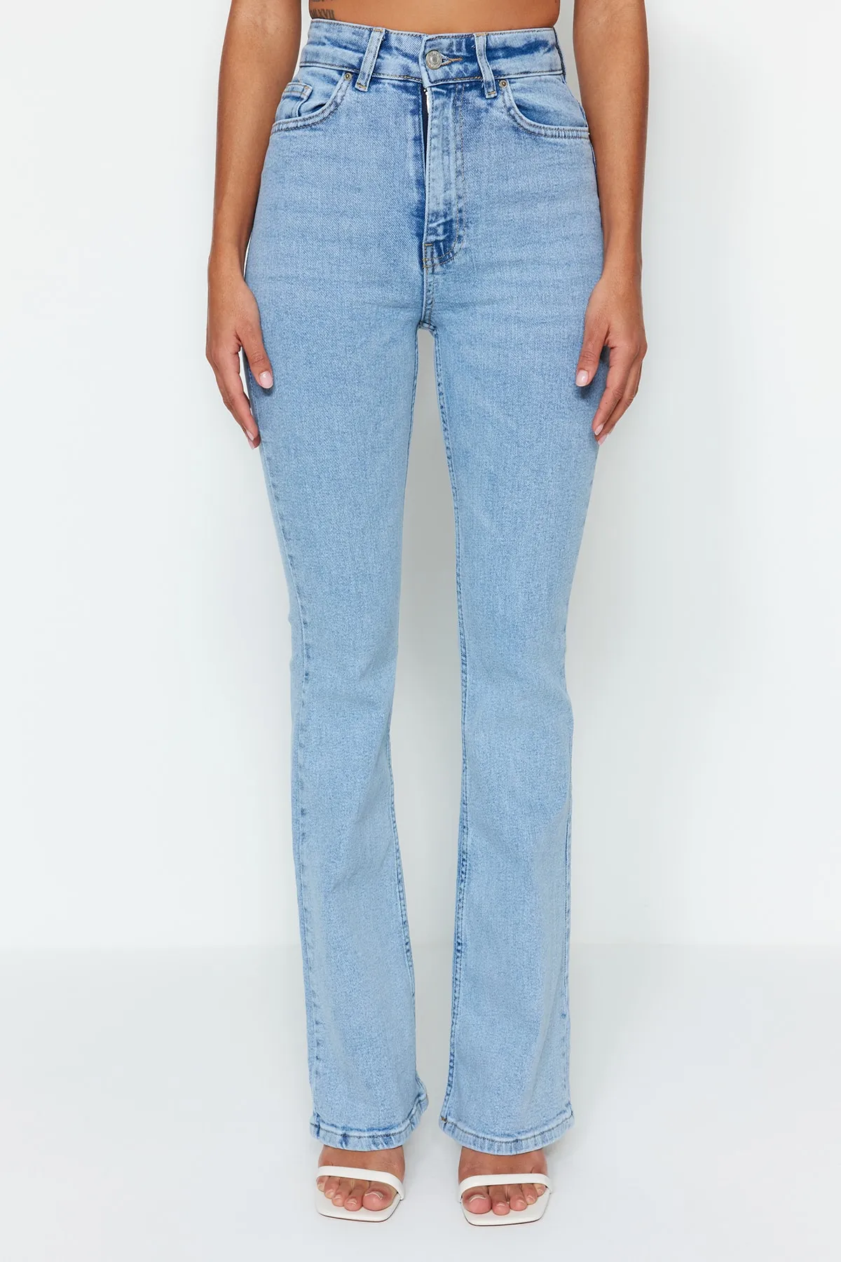 Trendyol Collection  Hellblaue Schlagjeans mit hoher Taille TWOSS23JE00063