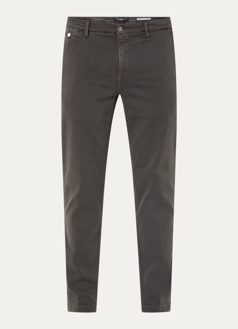 Pantaloni chino Benni Replay cu croială clasică și buzunare laterale.