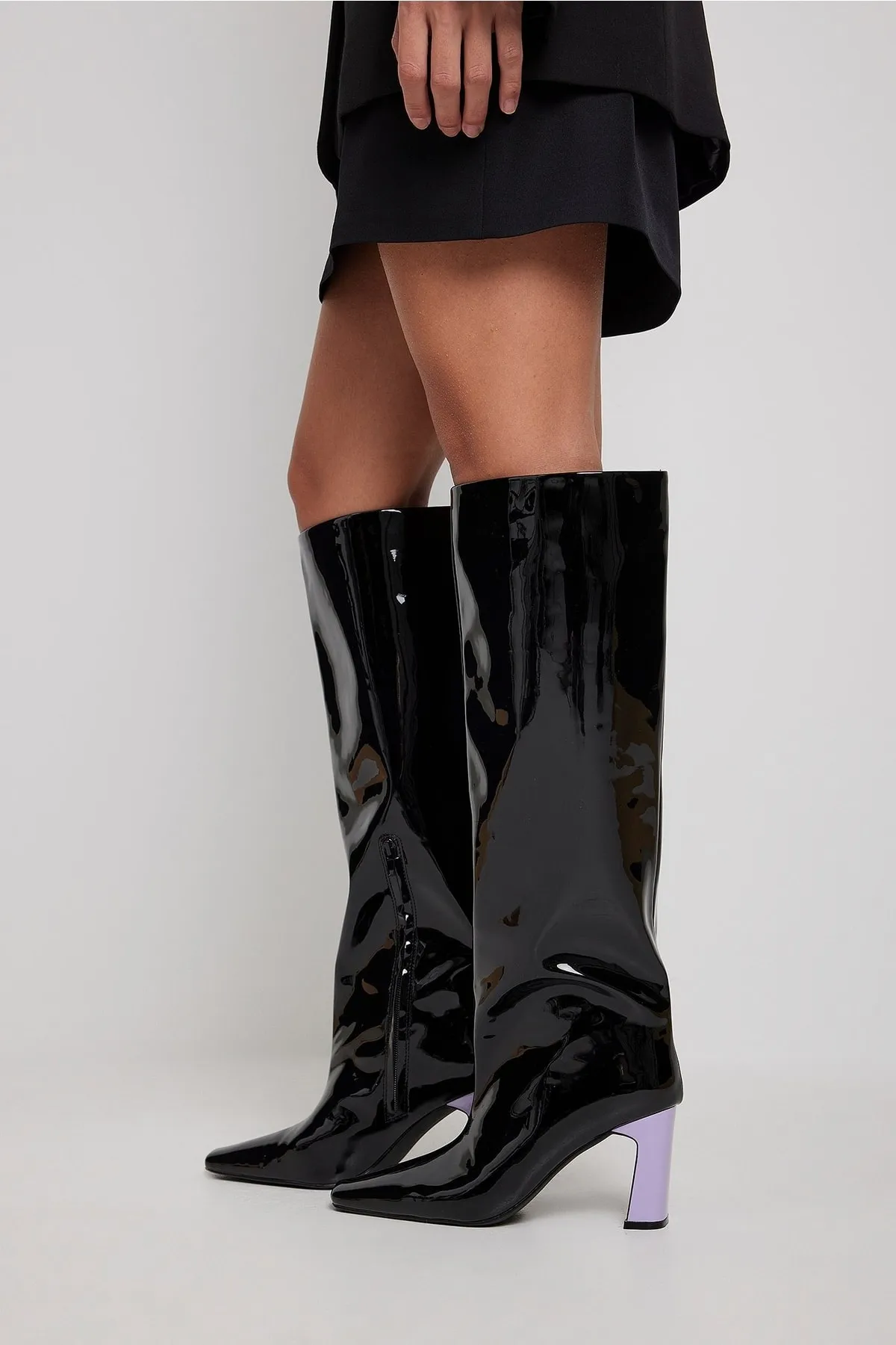 NA-KD  Lackstiefeletten mit kontrastierendem Absatz