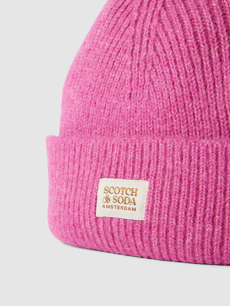 Unisex Strickmütze mit Label-Patch in pink