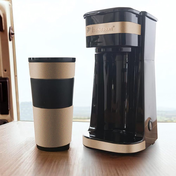 Kompakte Kaffeemaschine mit Thermobecher, beige