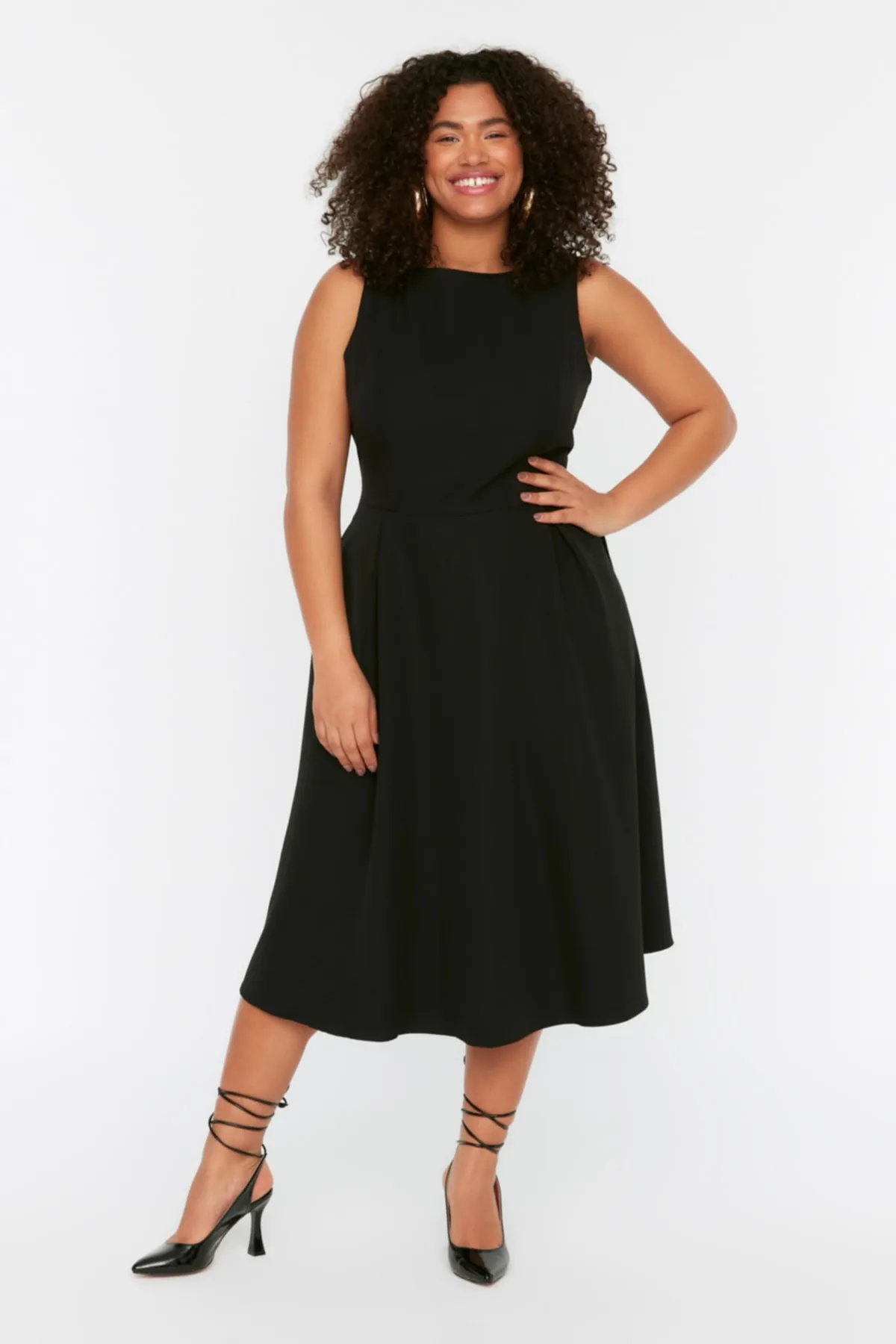 Trendyol Curve  Schwarzes A-Linien-Kleid mit gewebten Taschen und Details TBBSS22EL1598