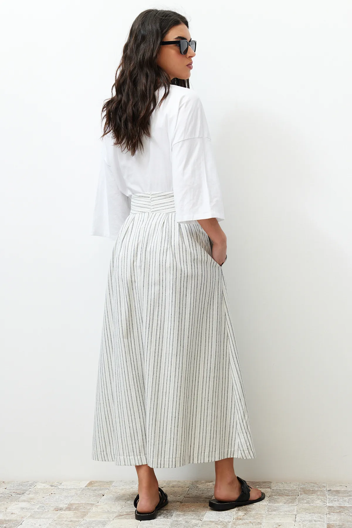 Trendyol Modest  Ecru gestreifter, gewebter Rock in Leinenoptik mit Taschendetail TCTSS24EE00007