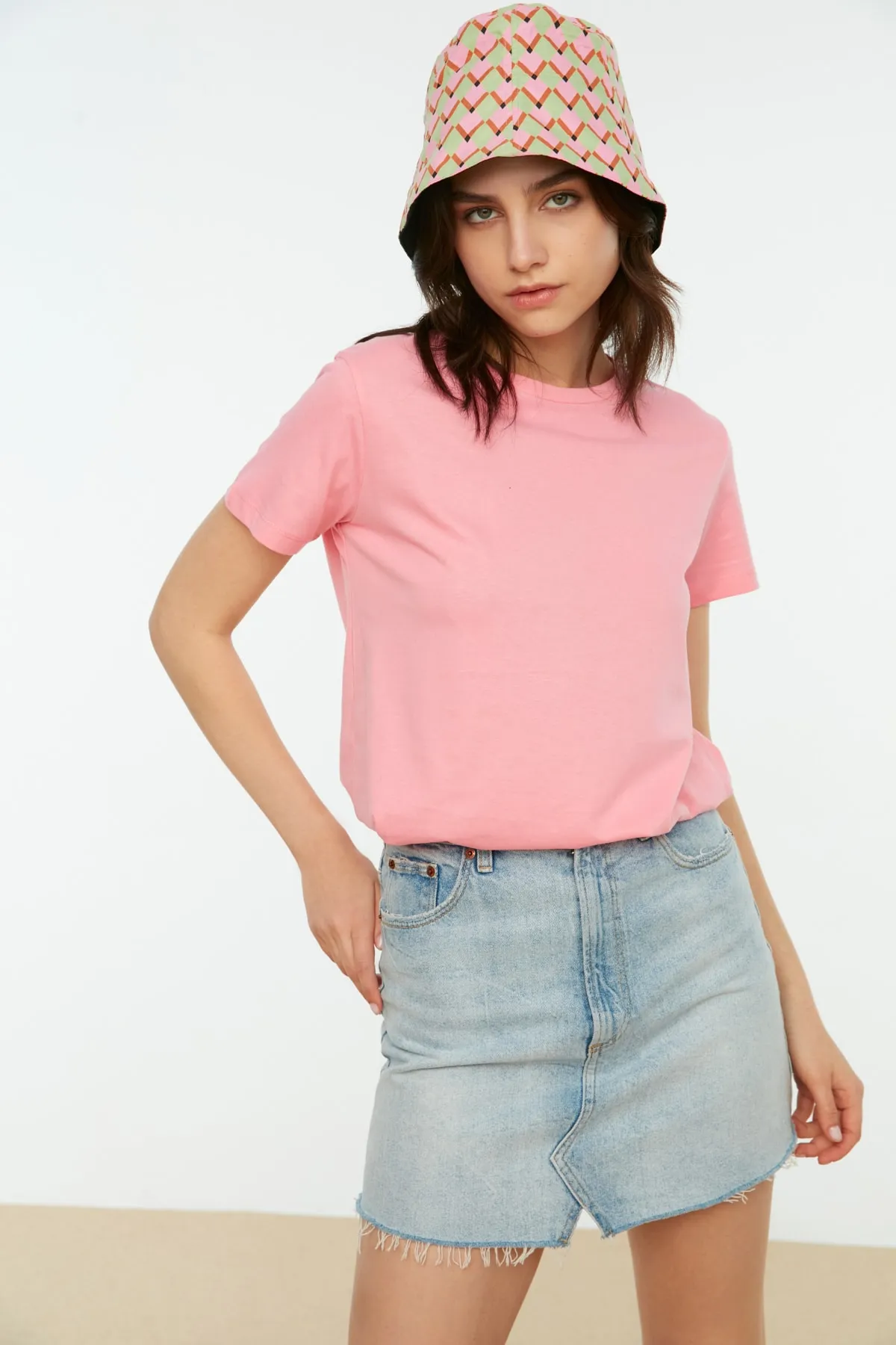 Trendyol Collection  Pink-Mintfarbenes 2er-Pack gestricktes T-Shirt aus 100 % Baumwolle mit Rundhalsausschnitt und Single-Jersey TWOSS20TS0141