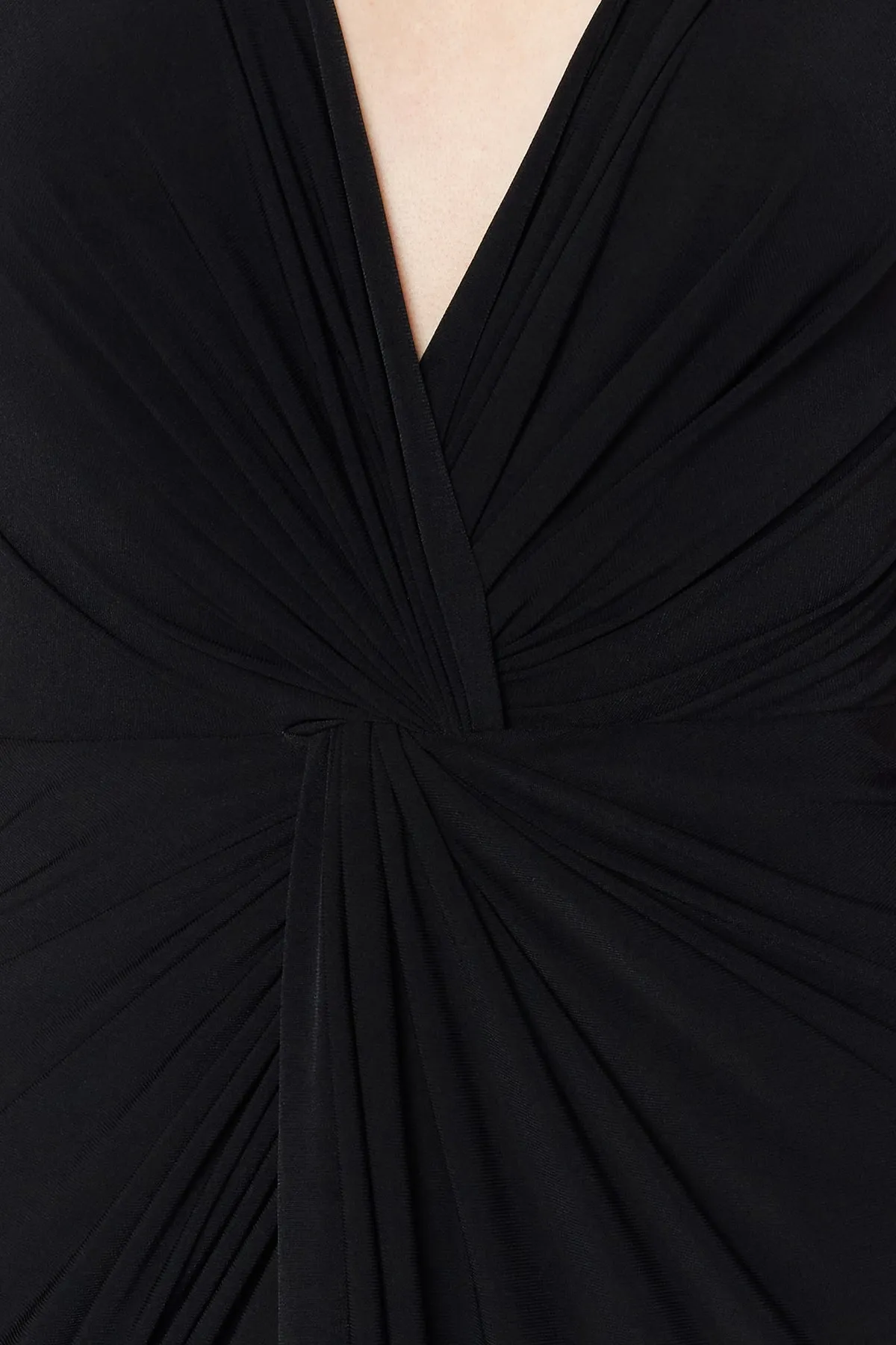 Trendyol Collection  Schwarzes, langes Abendkleid mit drapiertem Detail TPRSS19UT0099