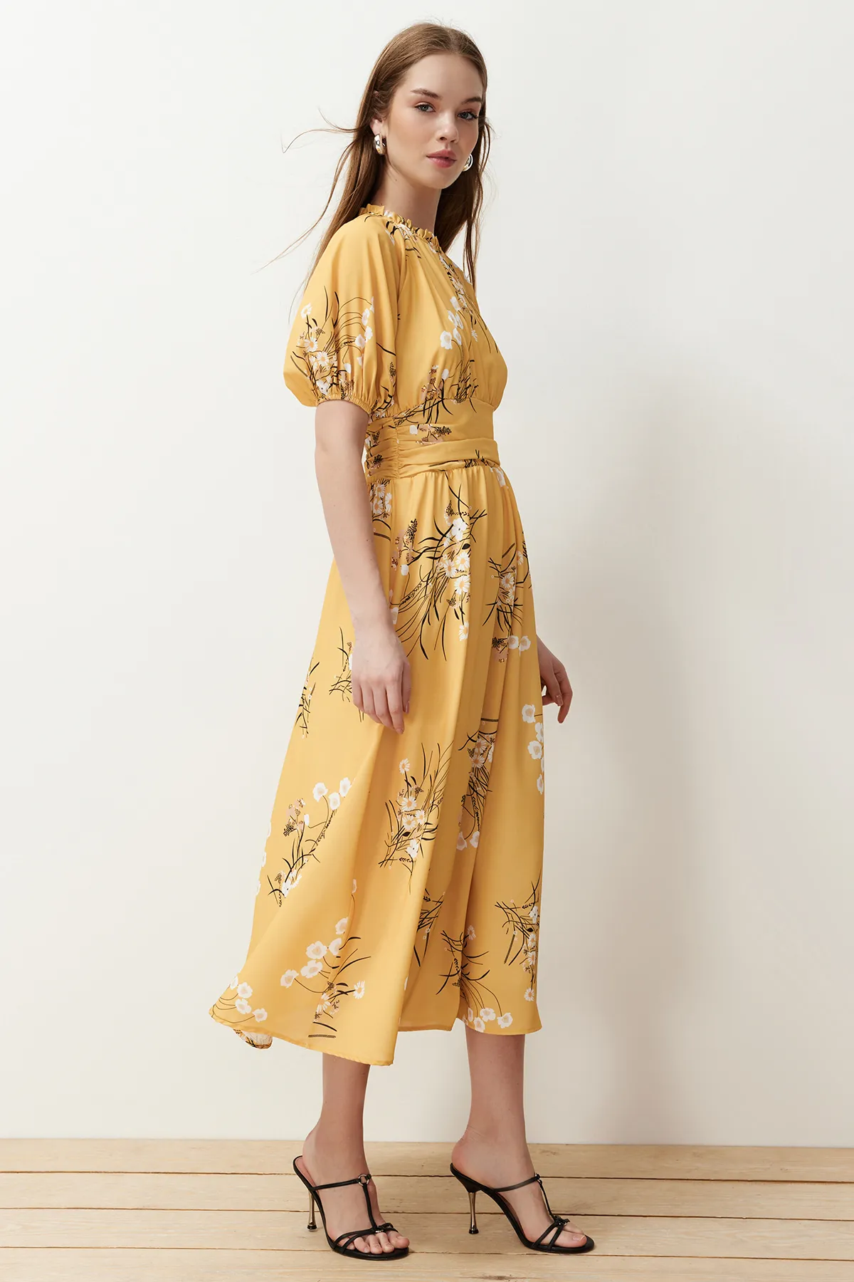 Trendyol Modest  Senfgelbes, langes Kleid mit Ballonärmeln und Blumenmuster TCTSS24EB00008