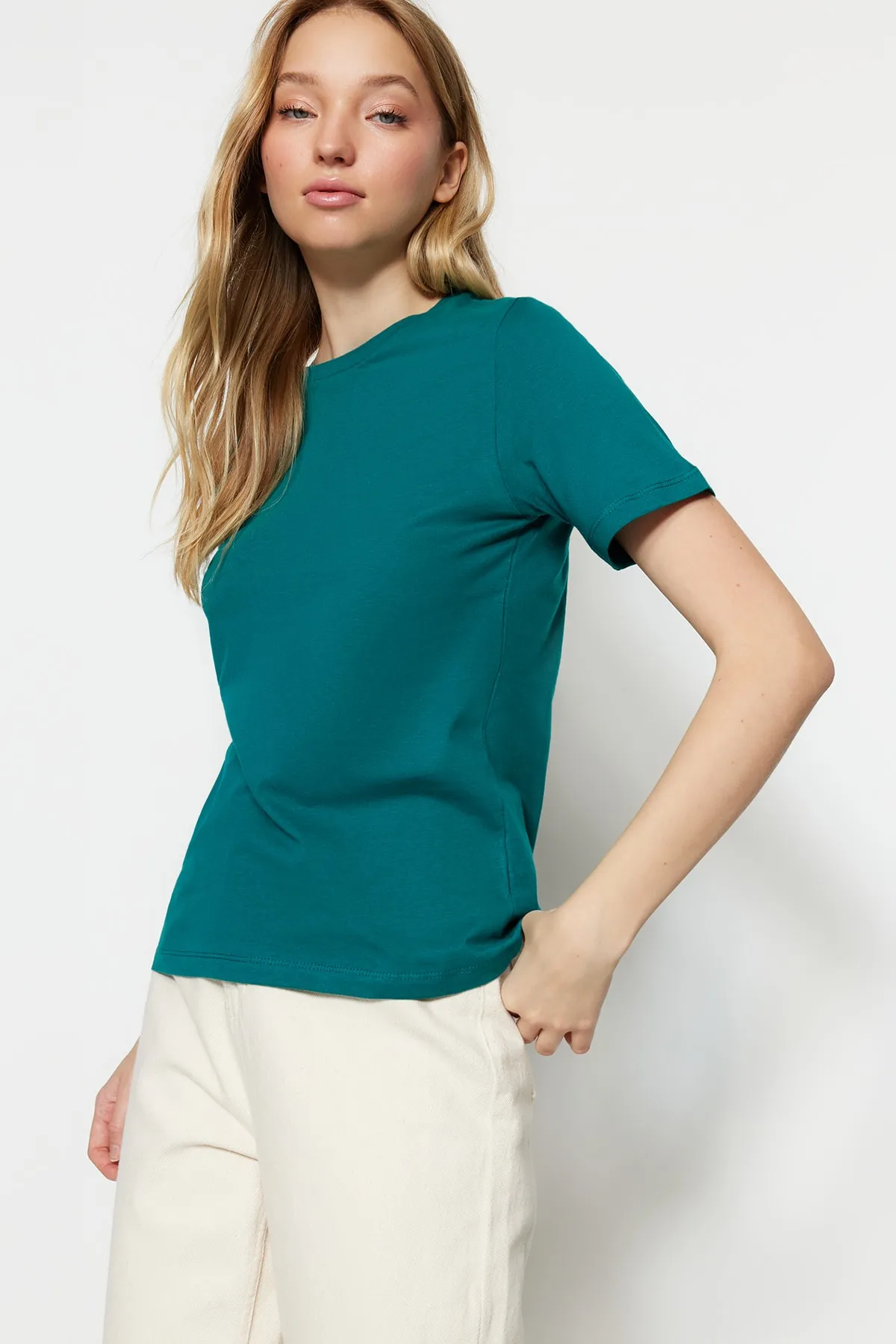 Trendyol Collection  Smaragdgrünes Basic-Strick-T-Shirt mit Rundhalsausschnitt aus 100 % Baumwolle TWOSS23TS00000