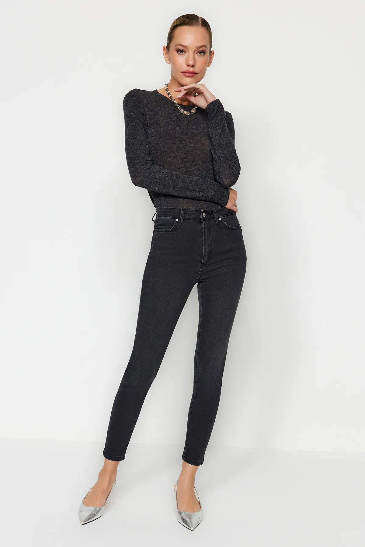 Trendyol Collection  Schwarze Skinny Jeans mit hoher Taille und Taschendetail TWOAW24JE00279